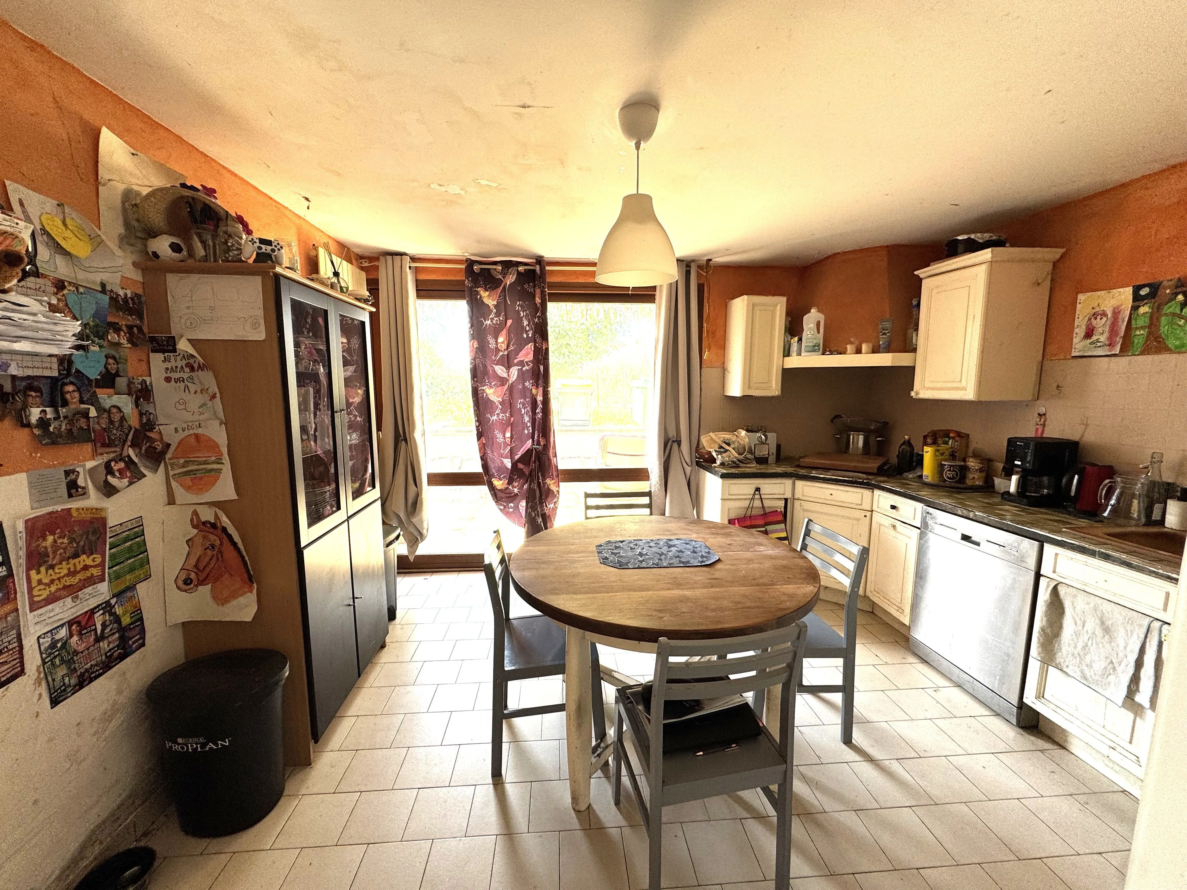 Maison à vendre à Saint-Germain-Lespinasse avec piscine et travaux à prévoir 