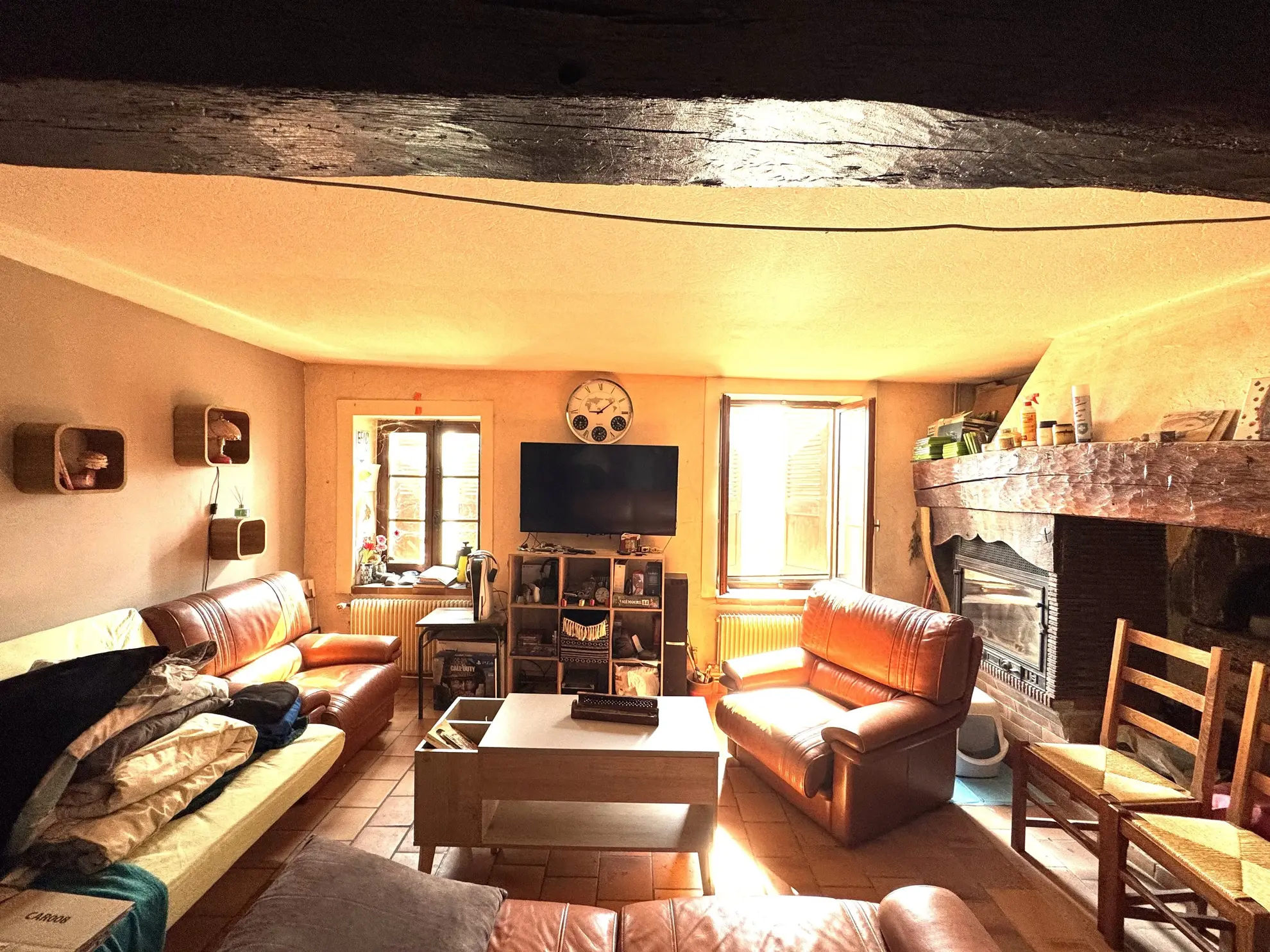 Maison à vendre à Saint-Germain-Lespinasse avec piscine et travaux à prévoir 