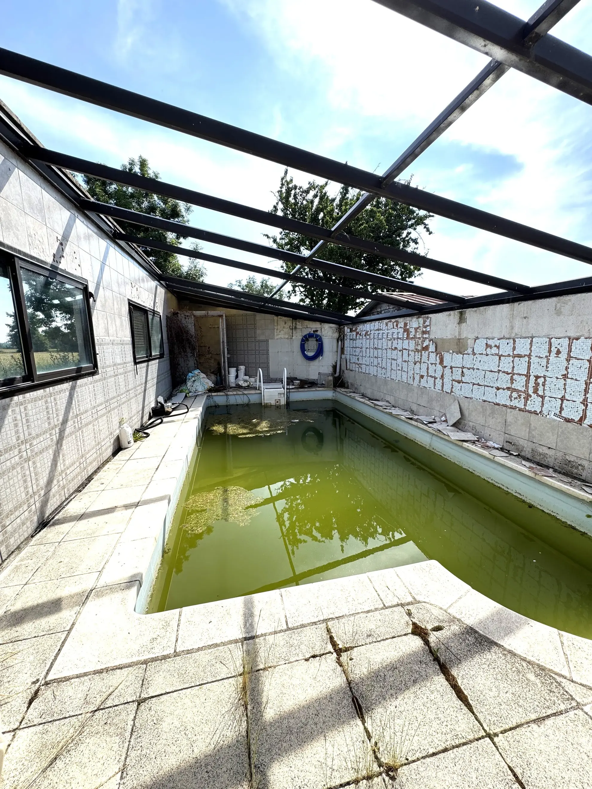 Maison à vendre à Saint-Germain-Lespinasse avec piscine et travaux à prévoir 