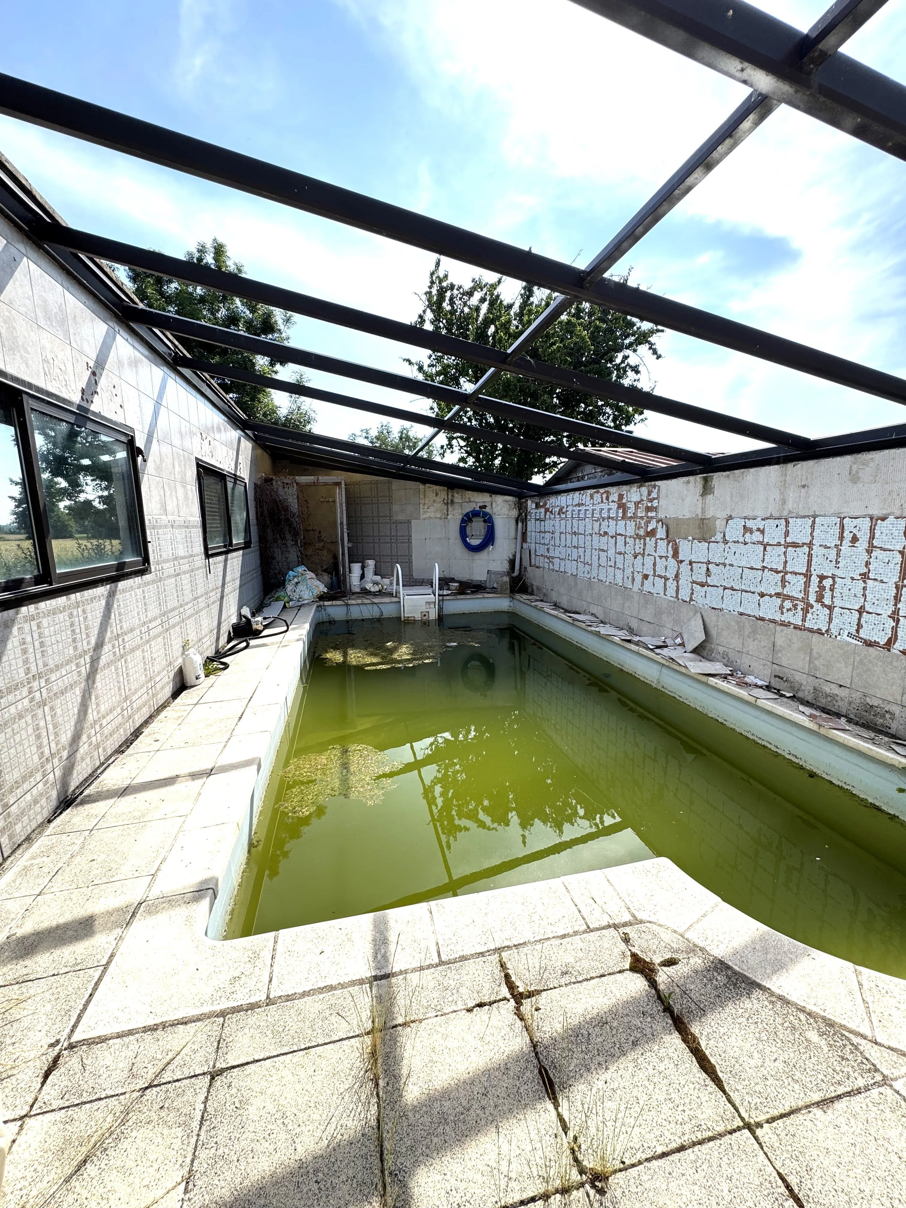 Maison à vendre à Saint-Germain-Lespinasse de 140 m² avec piscine et travaux à prévoir 