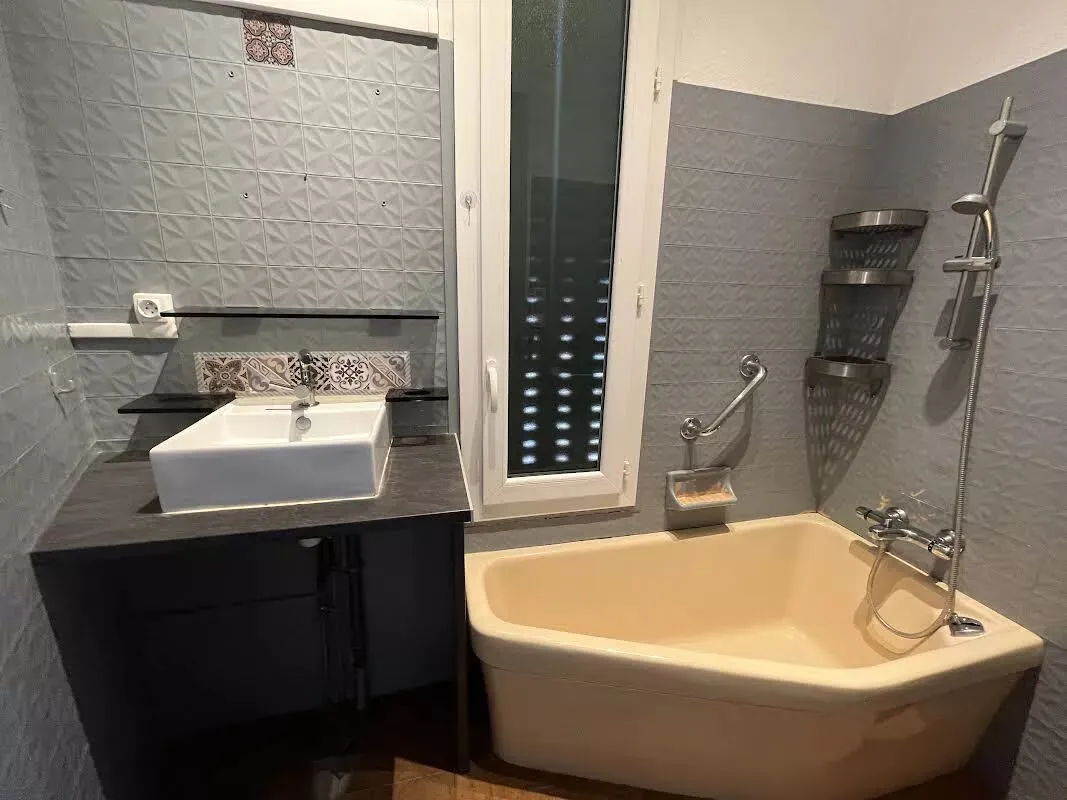 Maison de ville de 90 m² en plein centre de Roanne avec garage et terrasse 