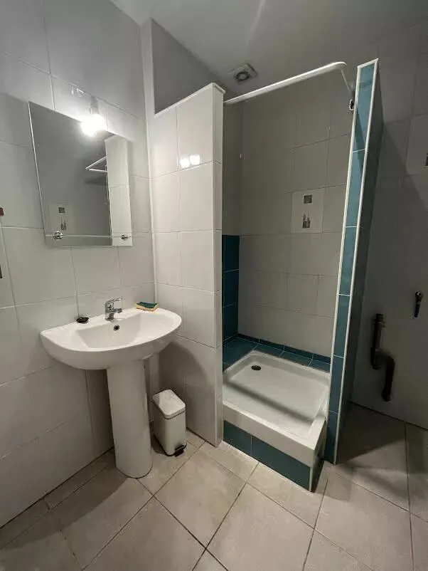 Maison de ville de 90 m² en plein centre de Roanne avec garage et terrasse 