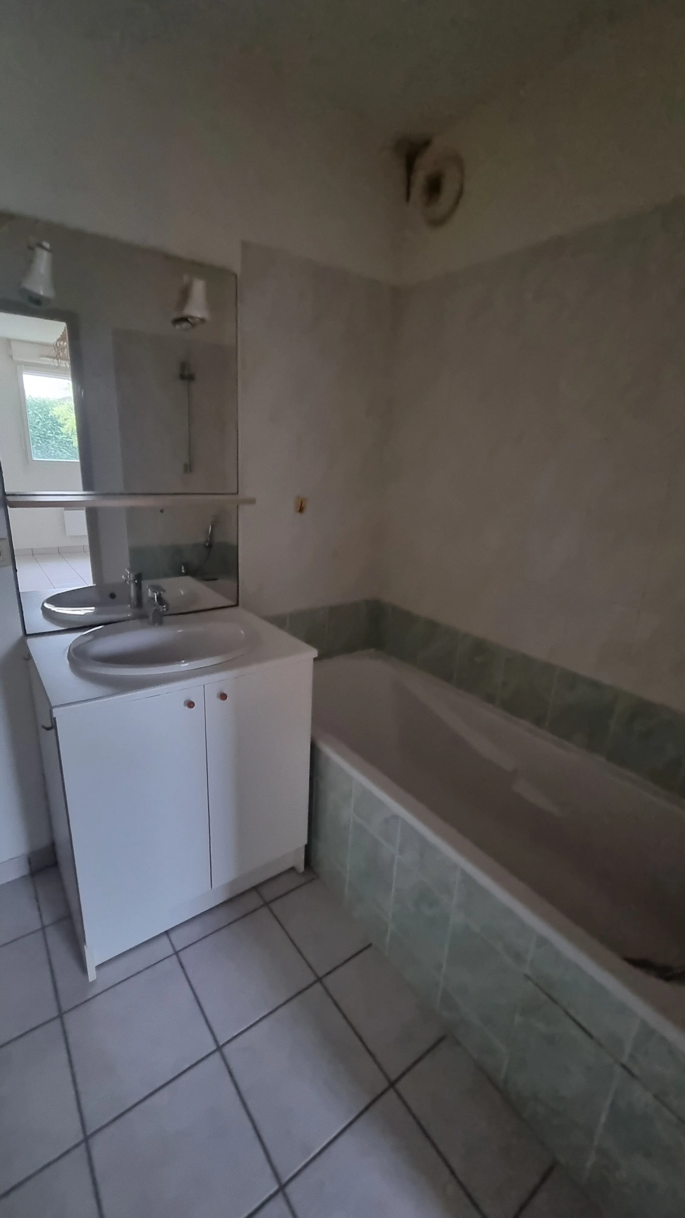 Appartement 2 pièces à Villerest, 40 m², parking et terrasse, à vendre 