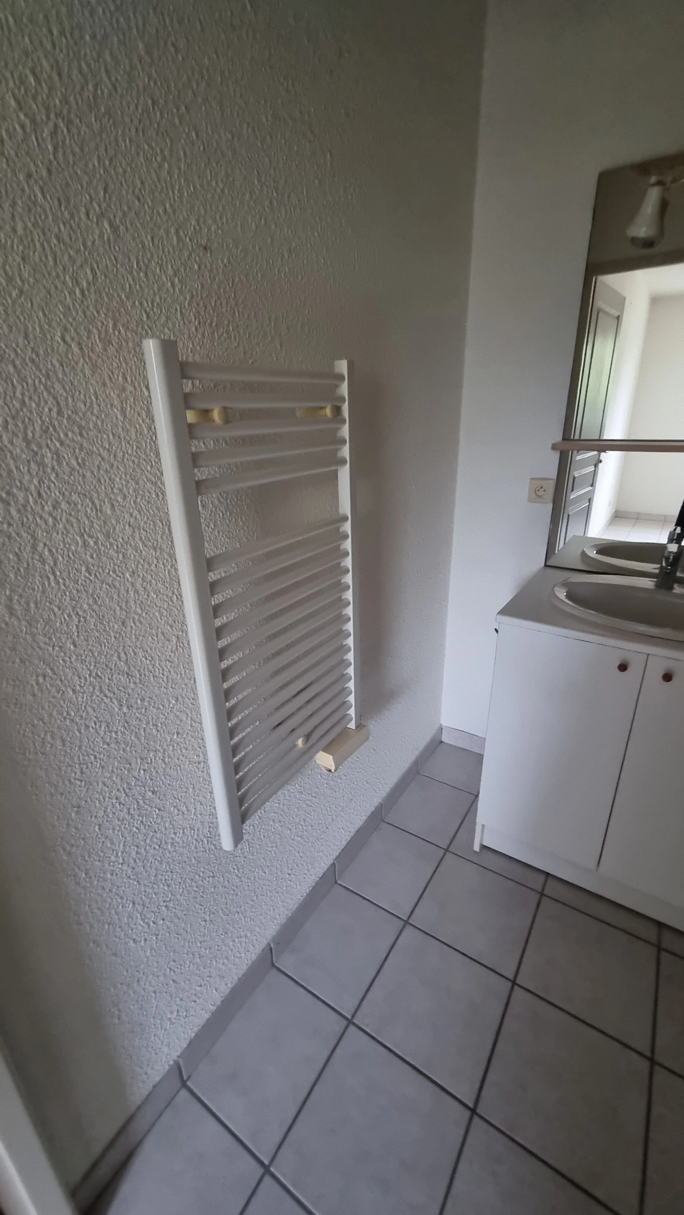 Appartement T2 à vendre à Villerest – 40 m², résidence standing, parking privé 