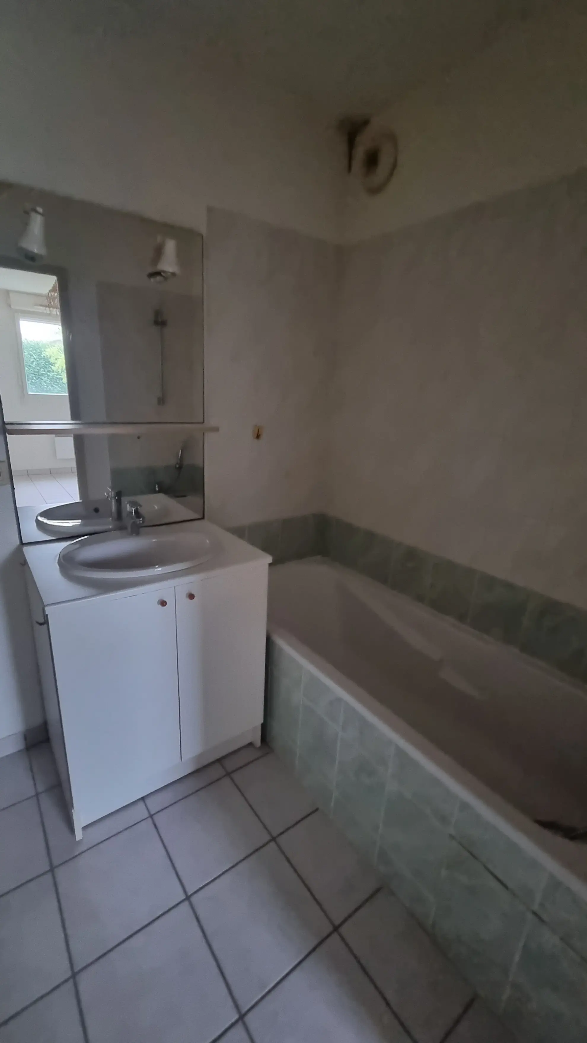 Appartement T2 à Villerest de 40 m² avec parking et terrasse 