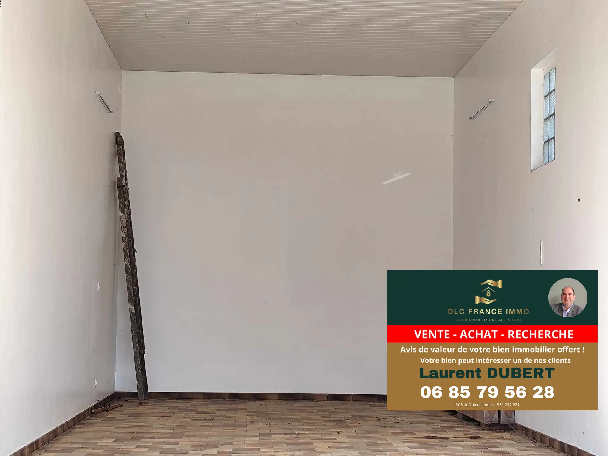 Grand garage de 40 m² à Jolimetz avec hauteur sous plafond de 4 m, terrain constructible 