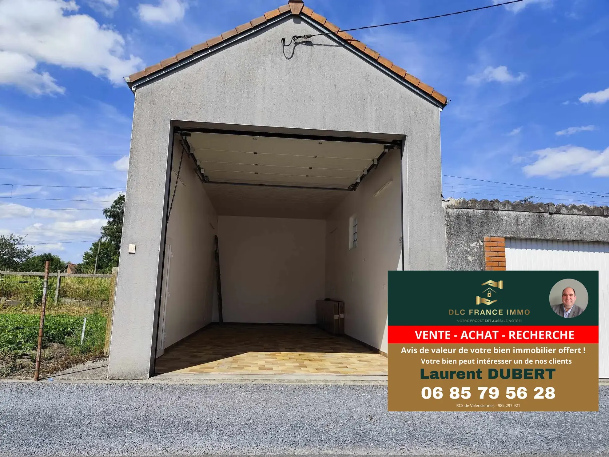 Grand garage de 40 m² à Jolimetz avec porte motorisée et terrain constructible 