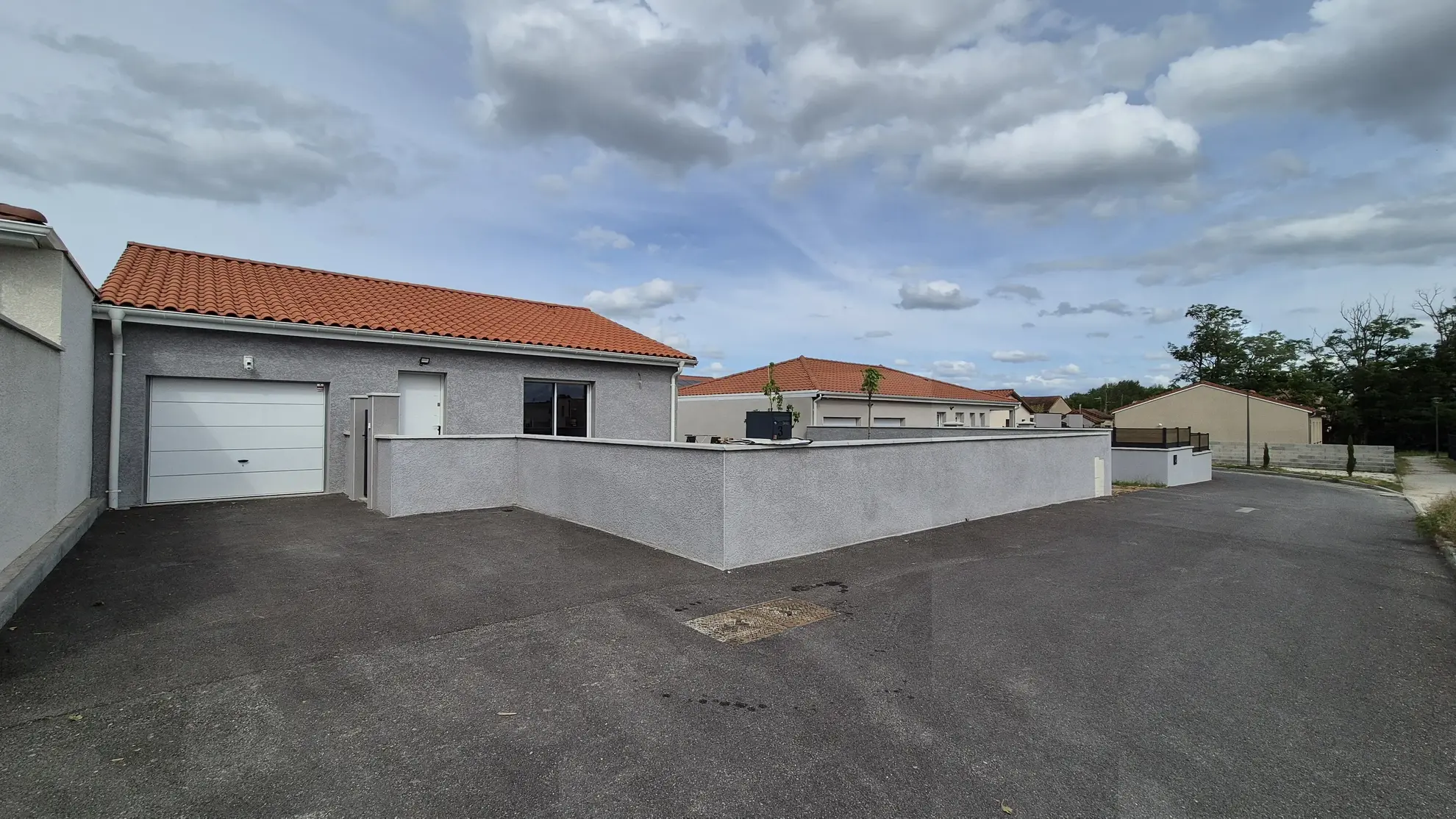 Belle maison neuve avec terrasse et garage à Roanne, bord de Loire 