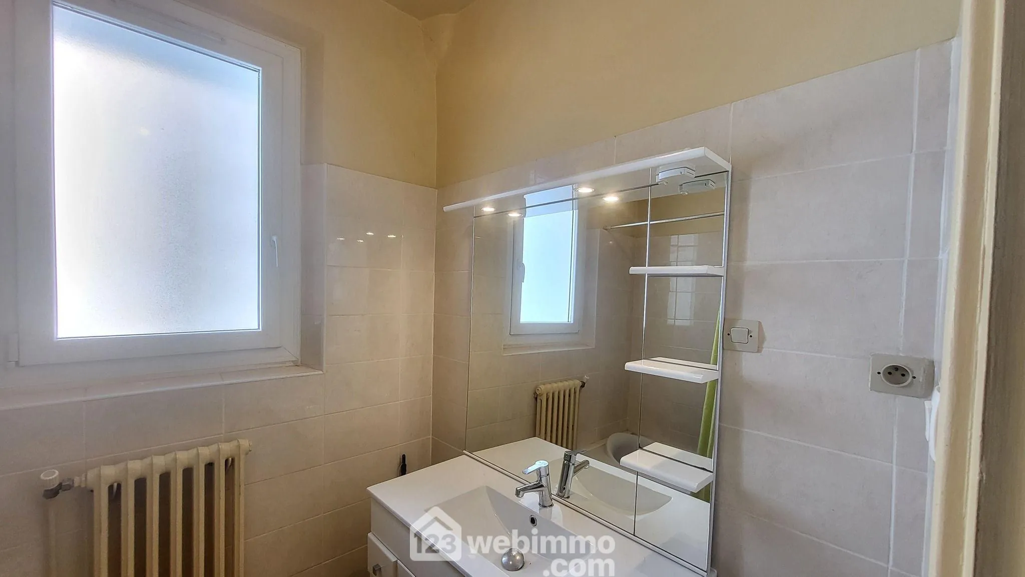 Appartement T3 rénové de 74 m² à Grenoble proche tramway et commerces 