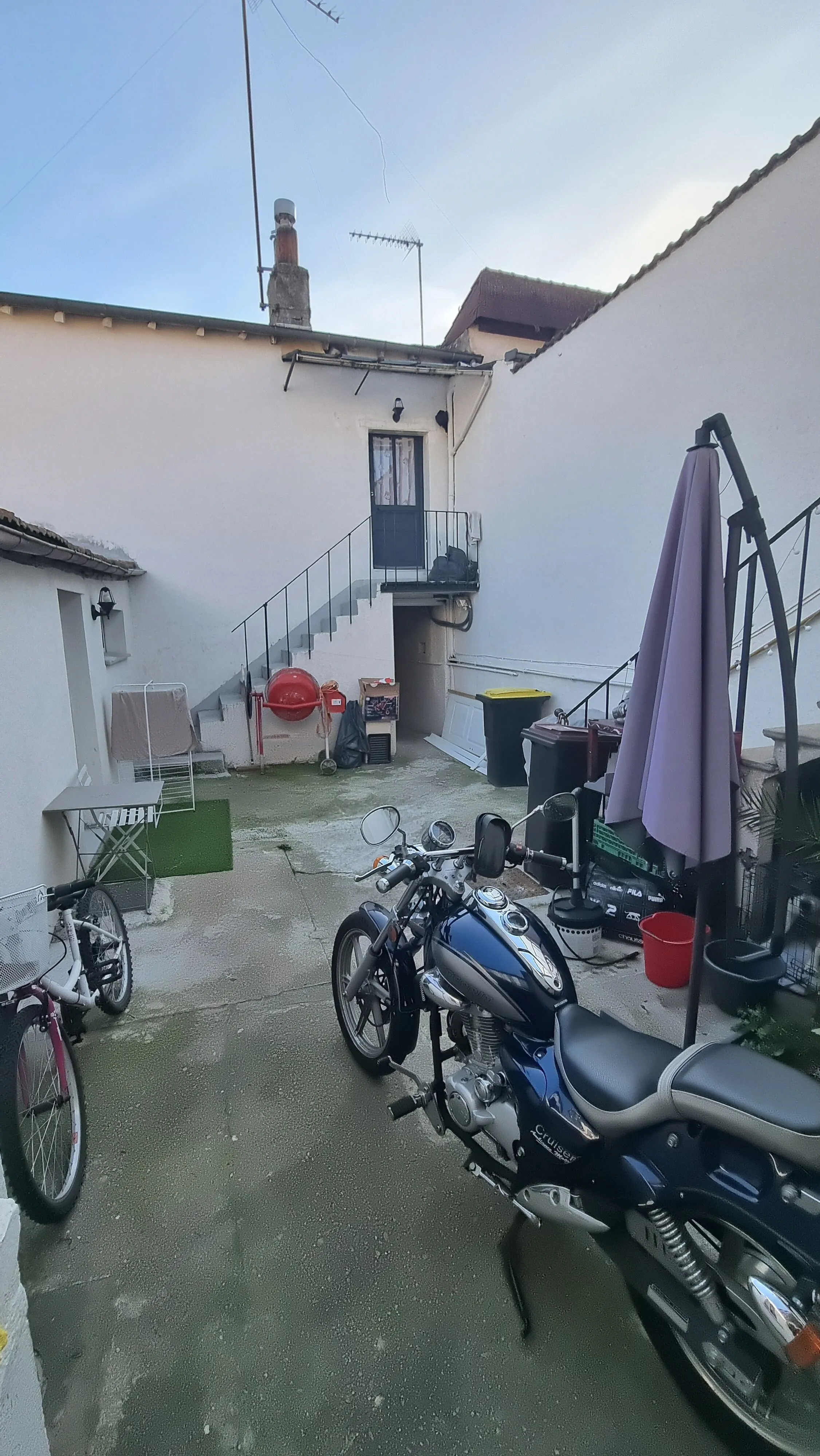 Maison à vendre à Roanne – 2 chambres, terrasse, cave, chantier à finir 