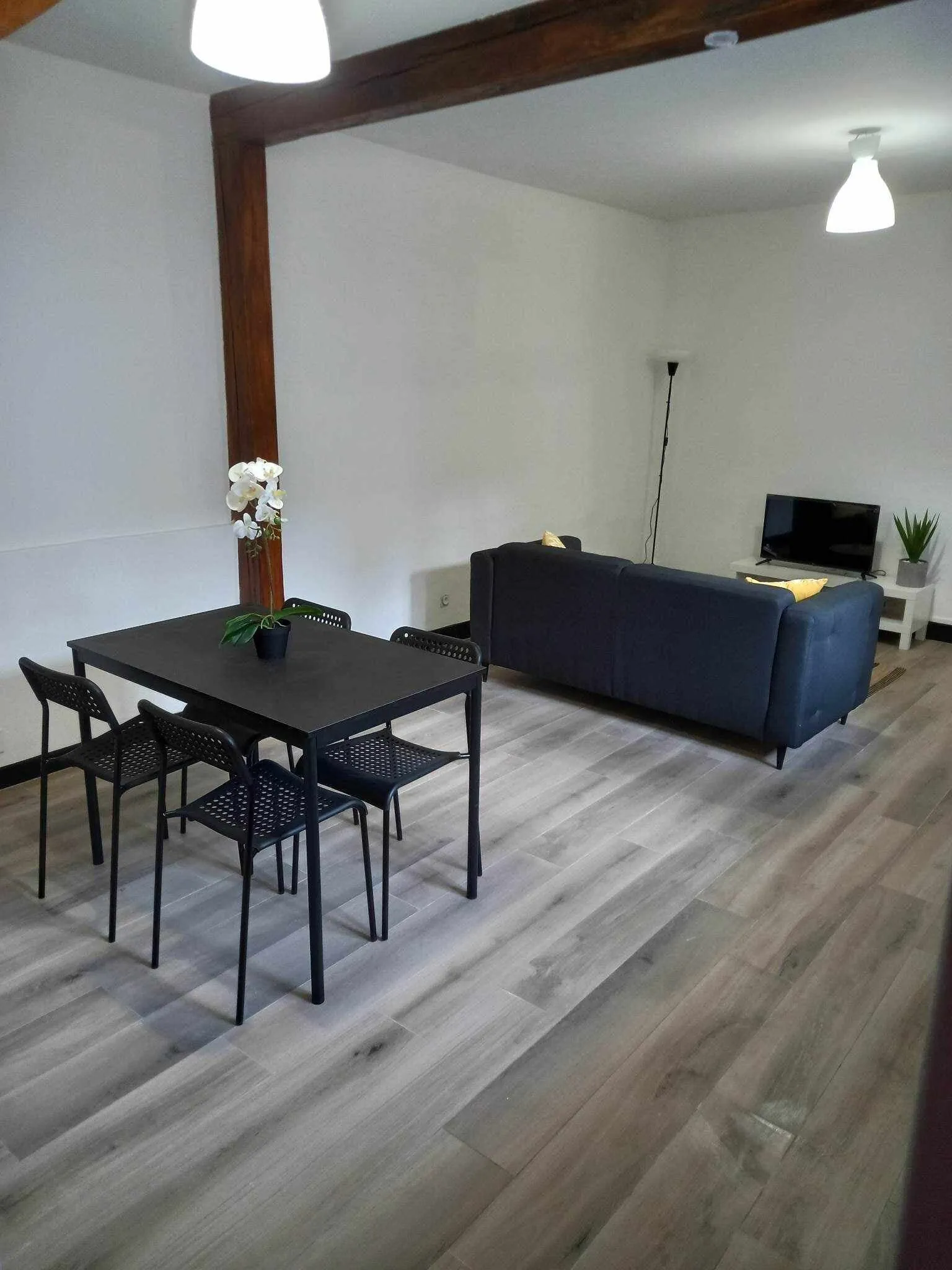 Maison à vendre à Roanne - 2 chambres, terrasse et cave, rénovation à prévoir 