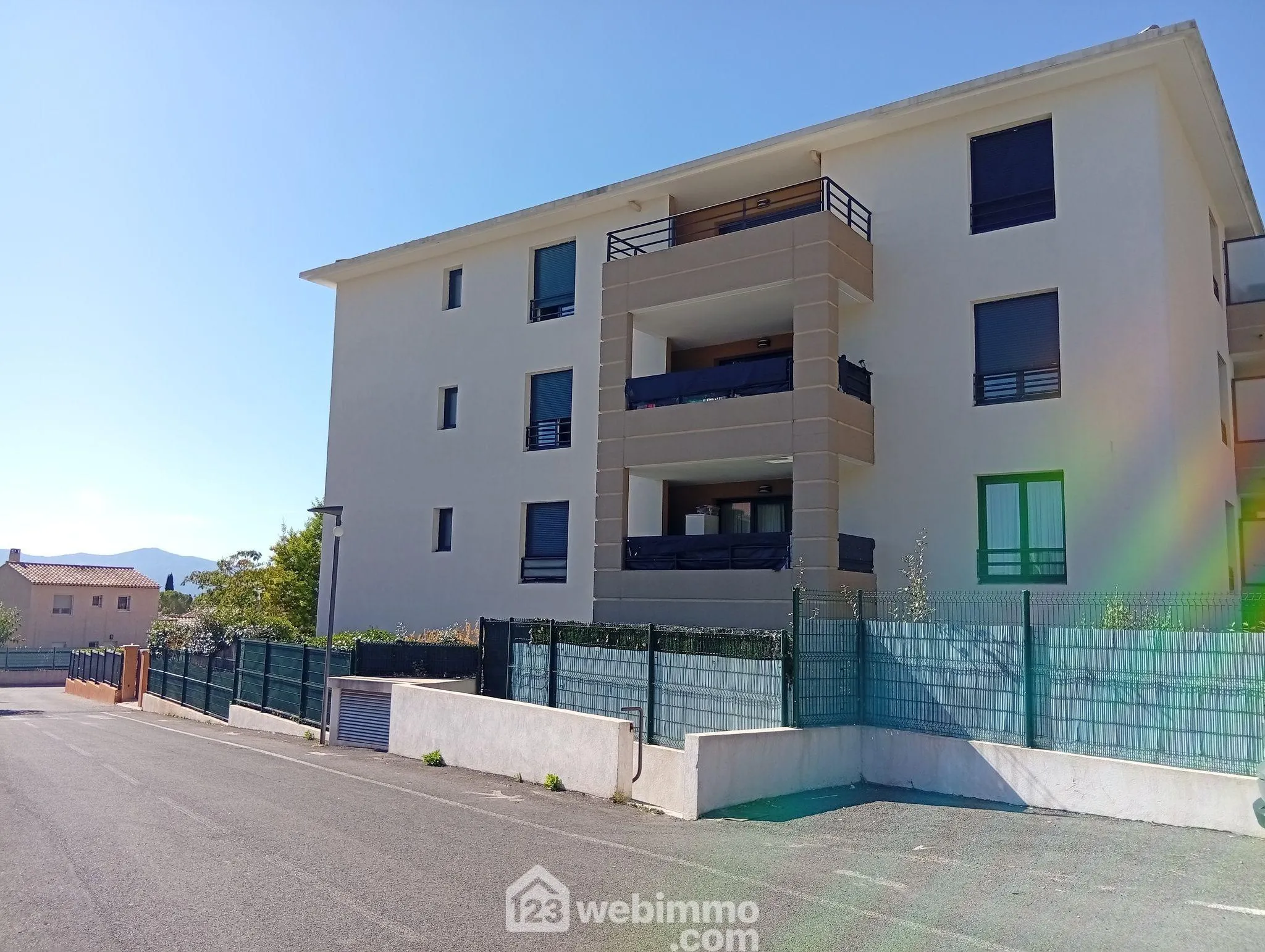 Appartement 3 pièces à vendre à Le Luc en Provence avec terrasse et parking 