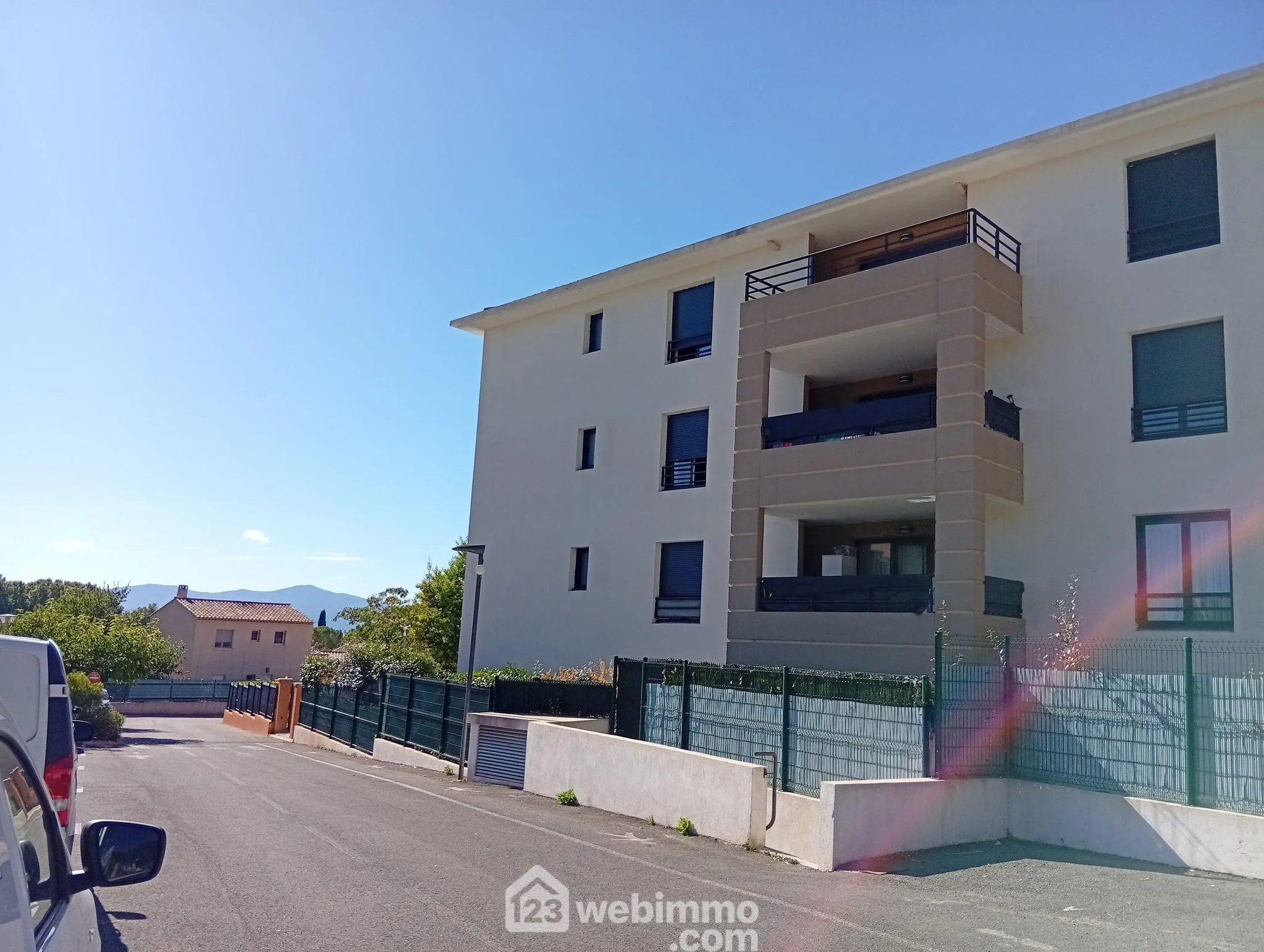 Appartement 3 pièces à vendre à Le Luc en Provence avec terrasse et parking 