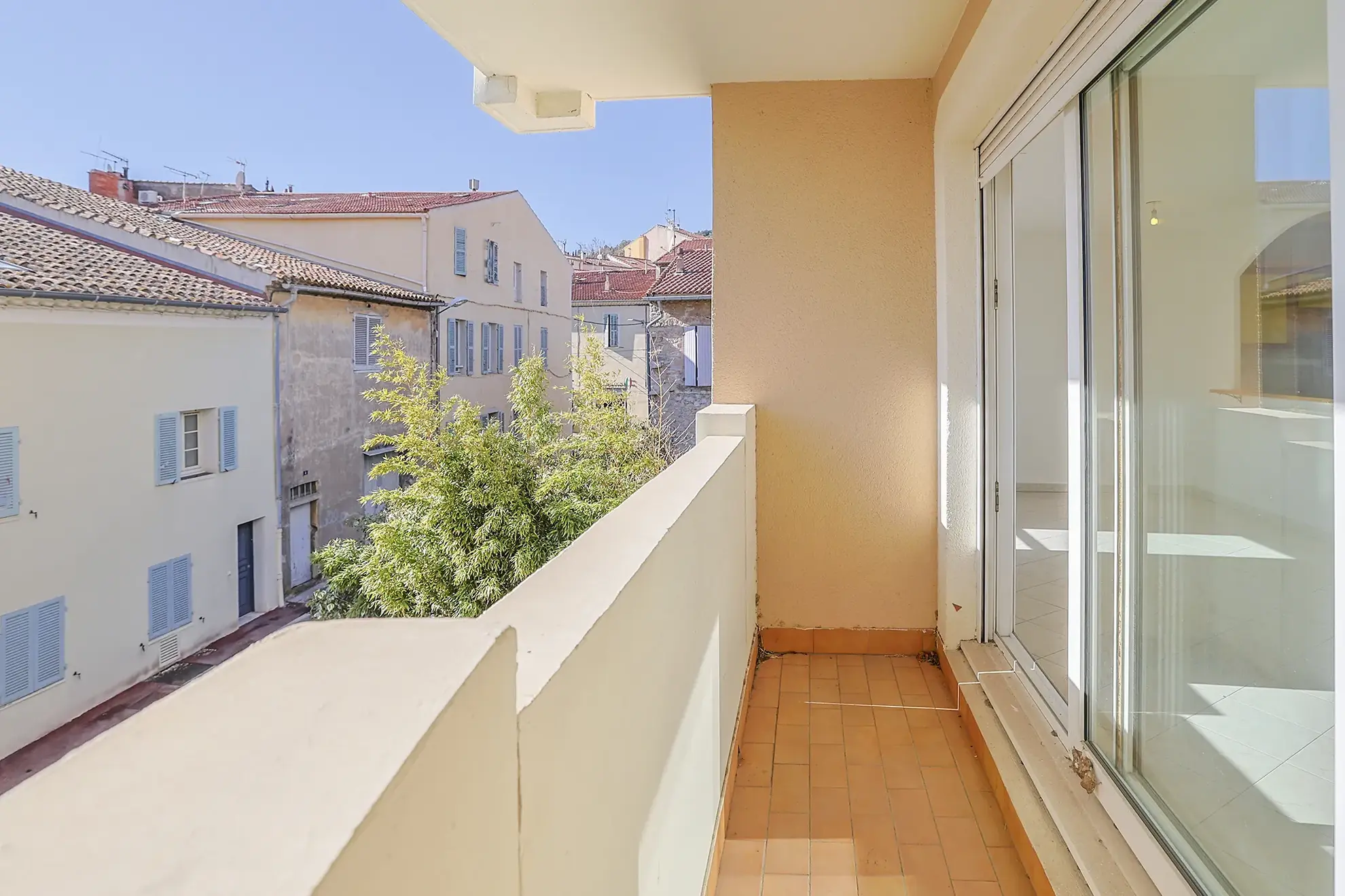Appartement T3 de 73 m² avec balcon et parking à Hyères en vente 