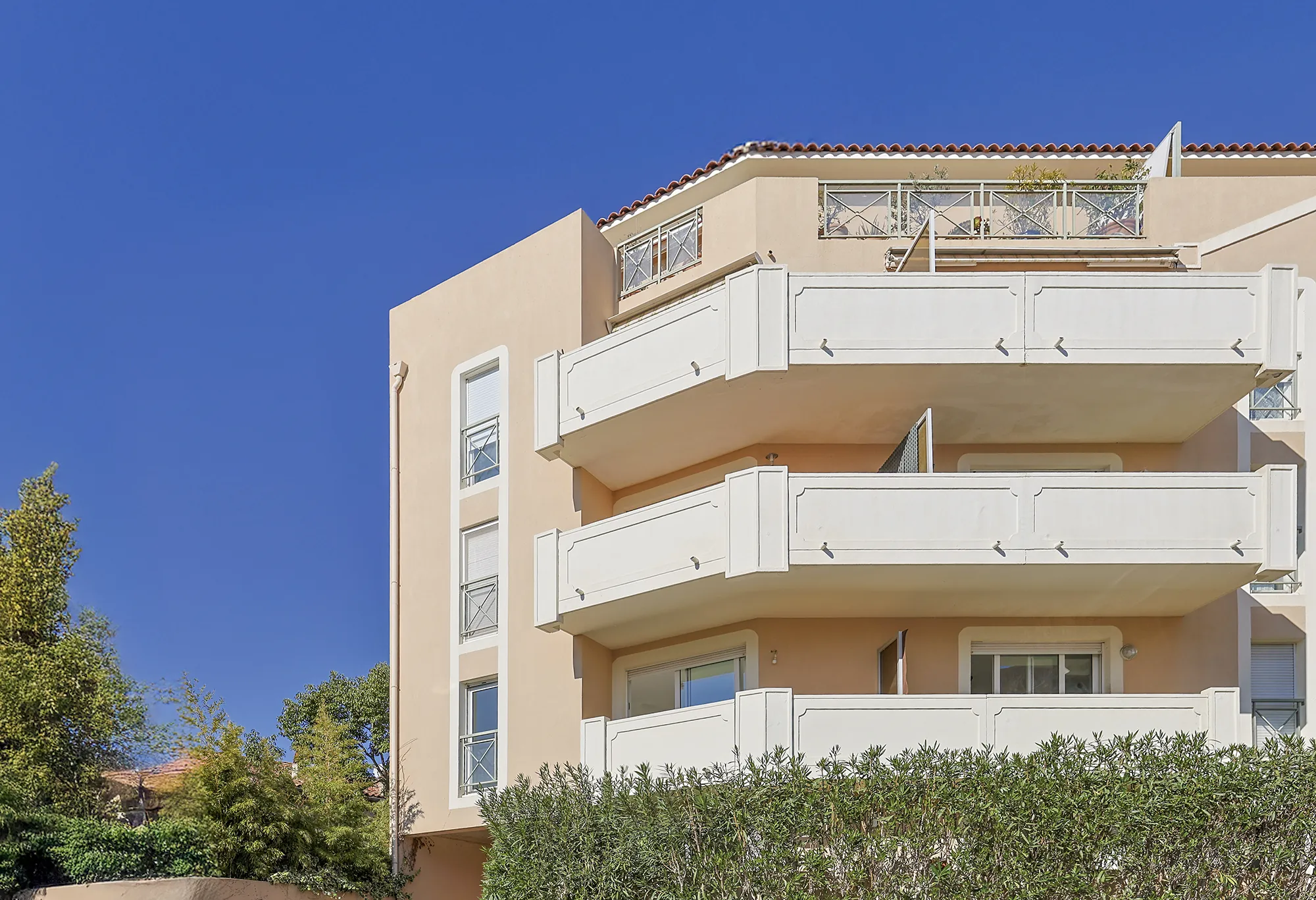 Appartement T3 de 73 m² avec balcon et parking à Hyères en vente
