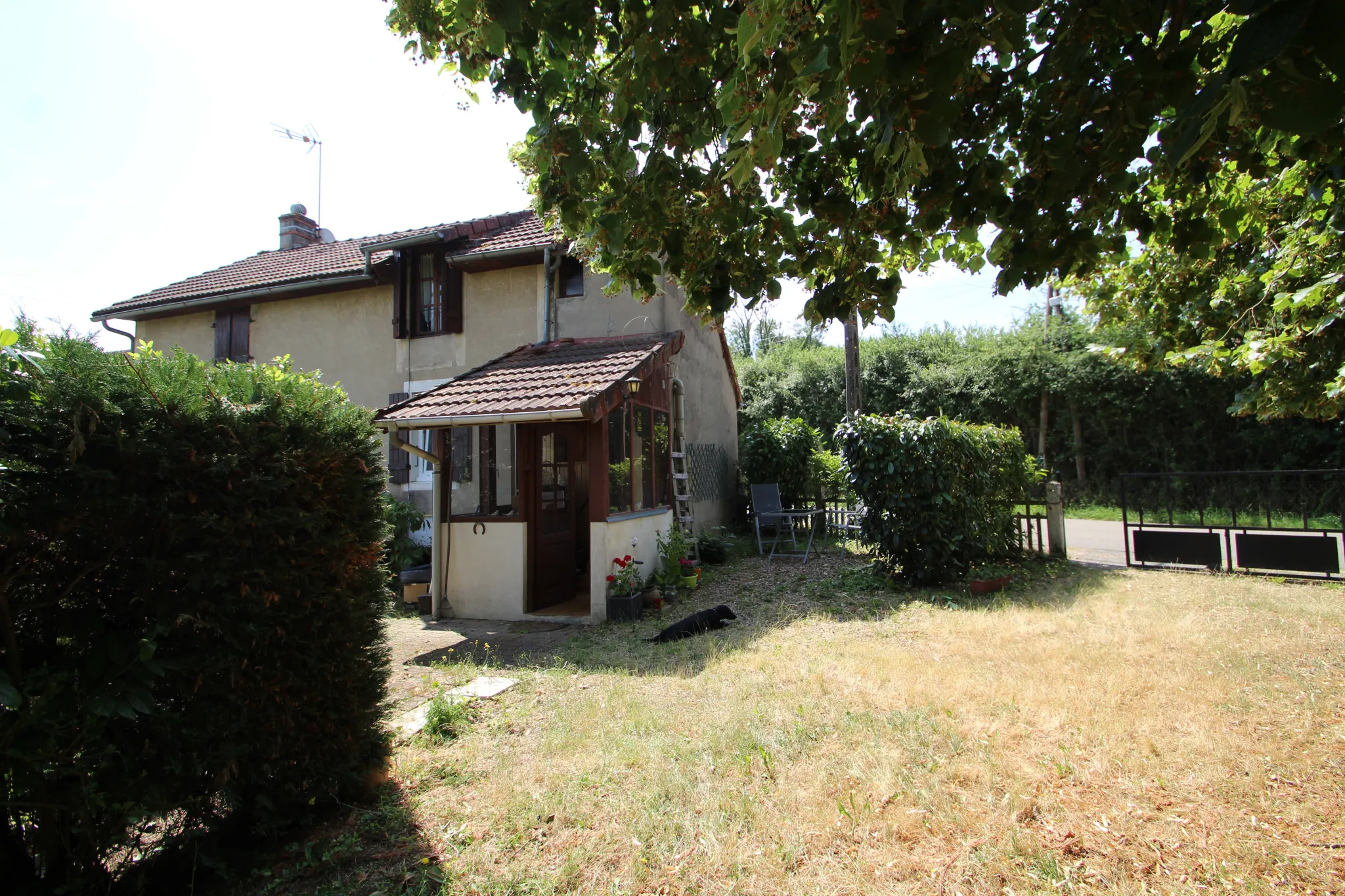 Maison 2 chambres à Bourbon Lancy avec jardin et garage 