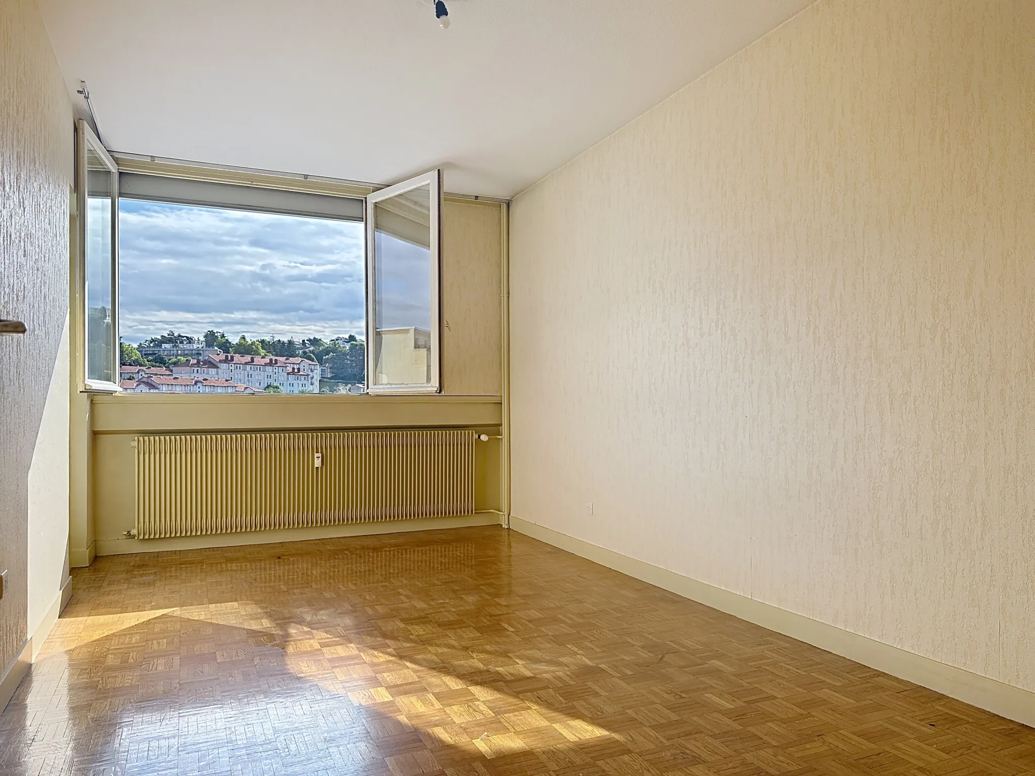 Vente appartement T4 de 92 m² avec balcon à Saint-Étienne Centre 