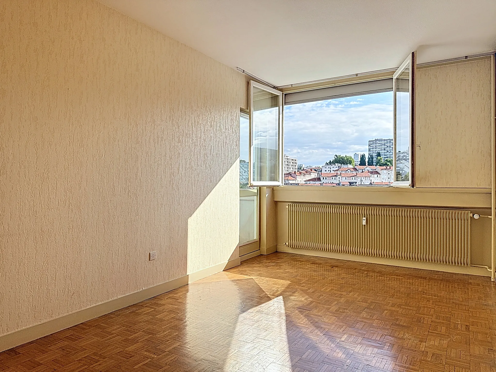 Vente appartement T4 de 92 m² avec balcon à Saint-Étienne Centre 