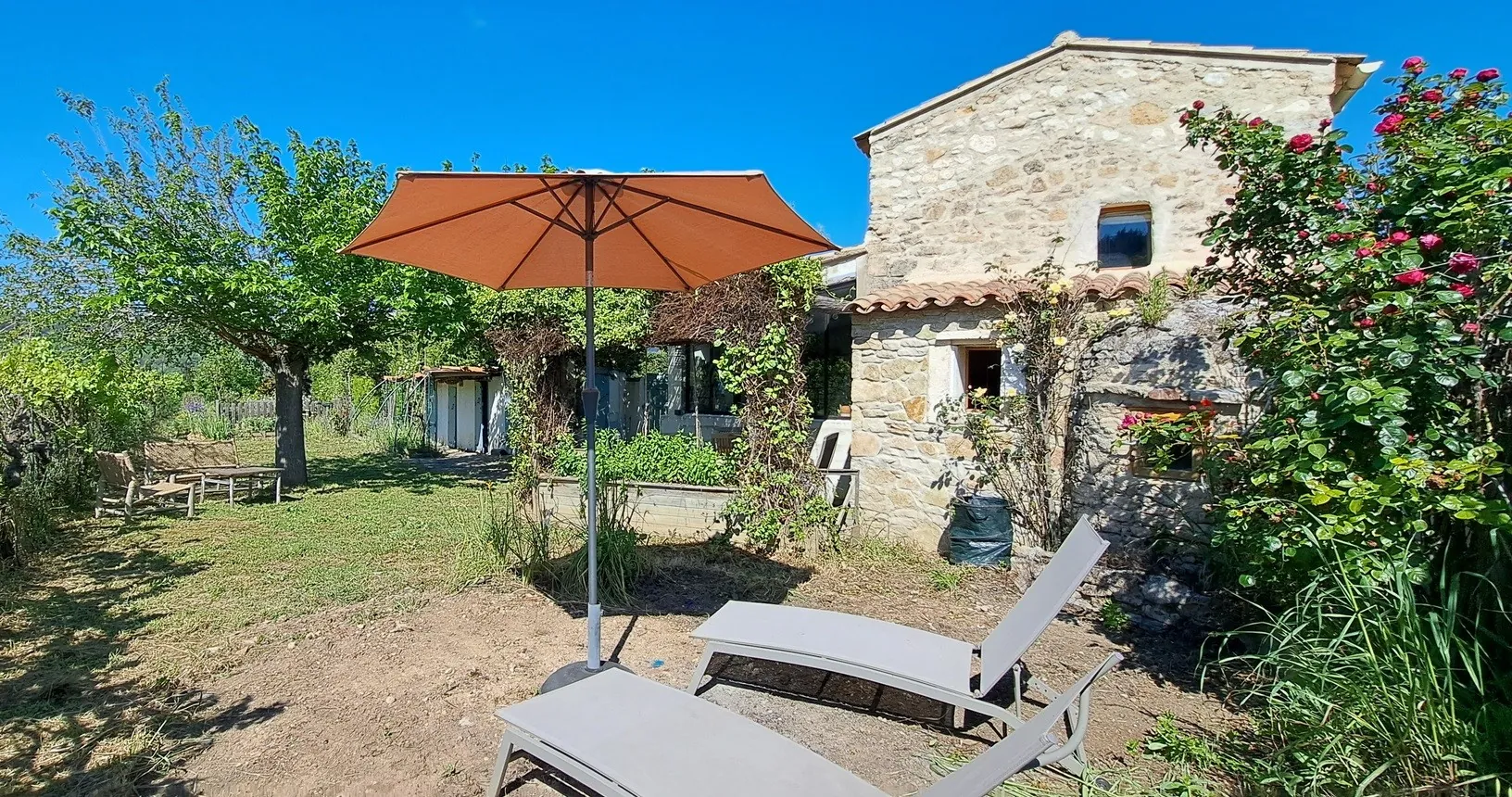 Charmant mazet en pierre avec vue sur le Luberon à Goult