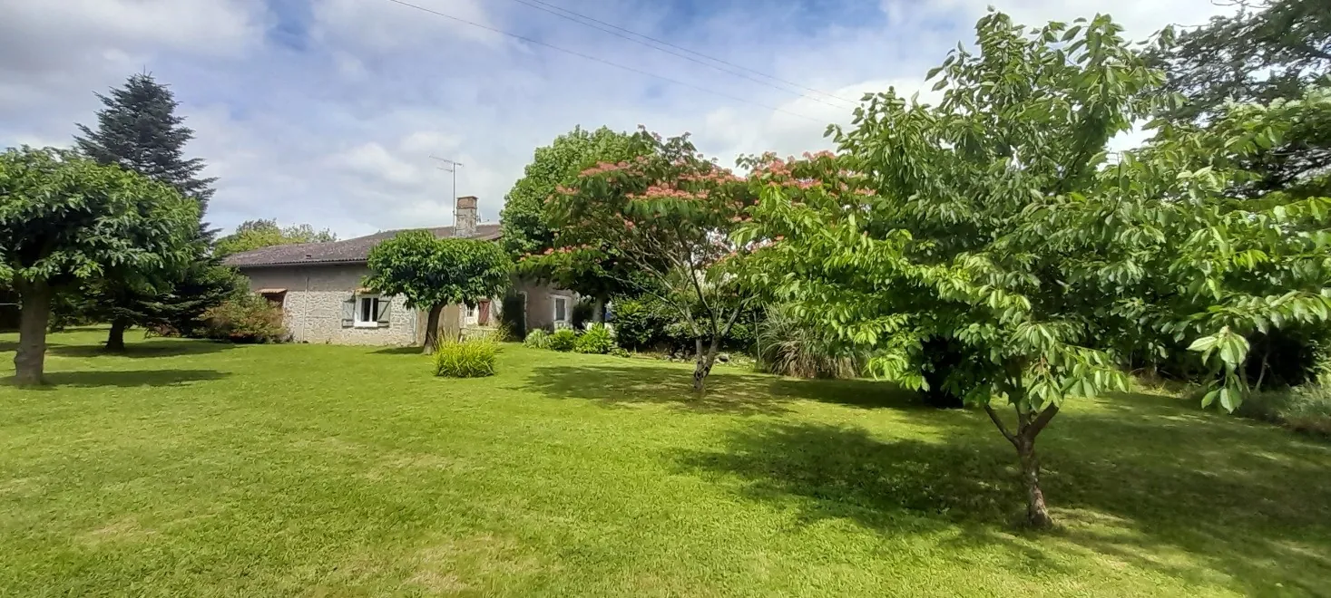 Maison en pierre à rénover à La Réole avec grand terrain et vue dégagée 