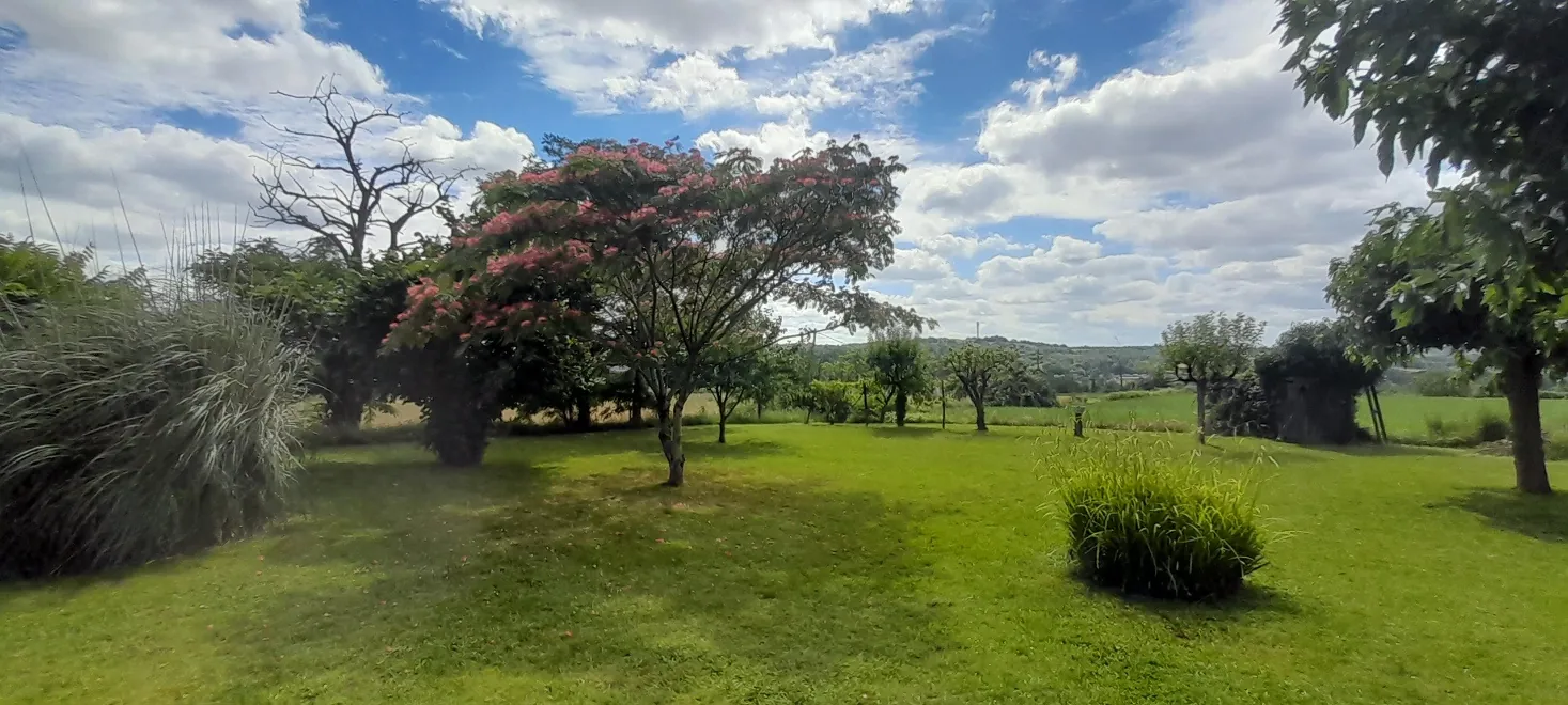 Maison en pierre à rénover à La Réole avec grand terrain et vue dégagée 