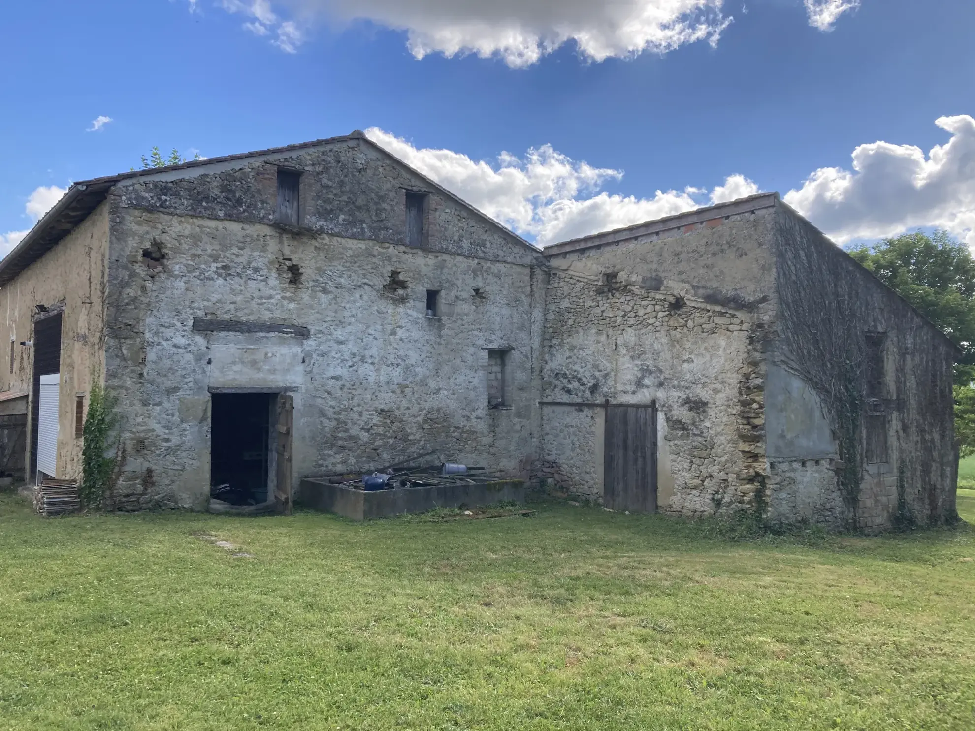 Maison en pierre à rénover à La Réole avec grand terrain et vue dégagée 