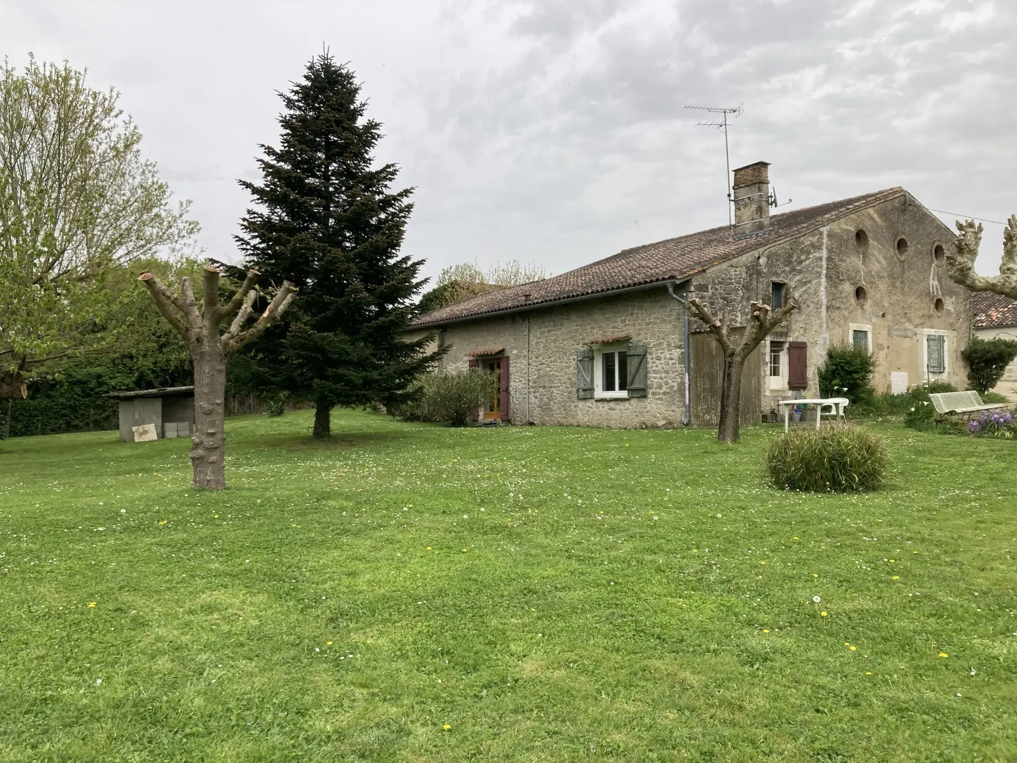 Maison en pierre à rénover à La Réole avec grand terrain et vue dégagée 