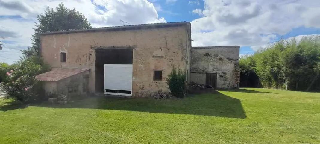 Maison en pierre à rénover à La Réole avec grand terrain et vue dégagée 