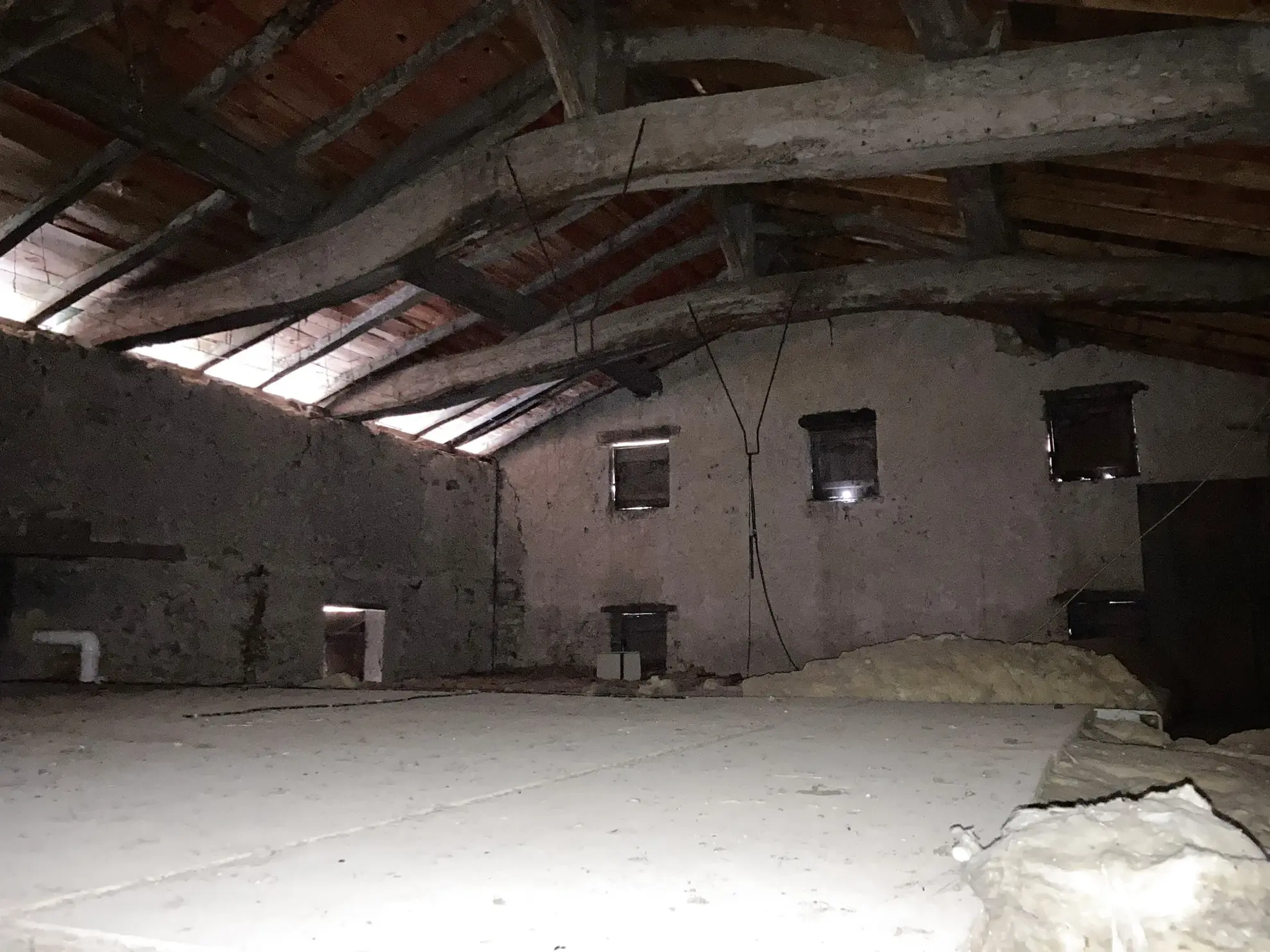 Maison en pierre à rénover à La Réole avec grand terrain et vue dégagée 