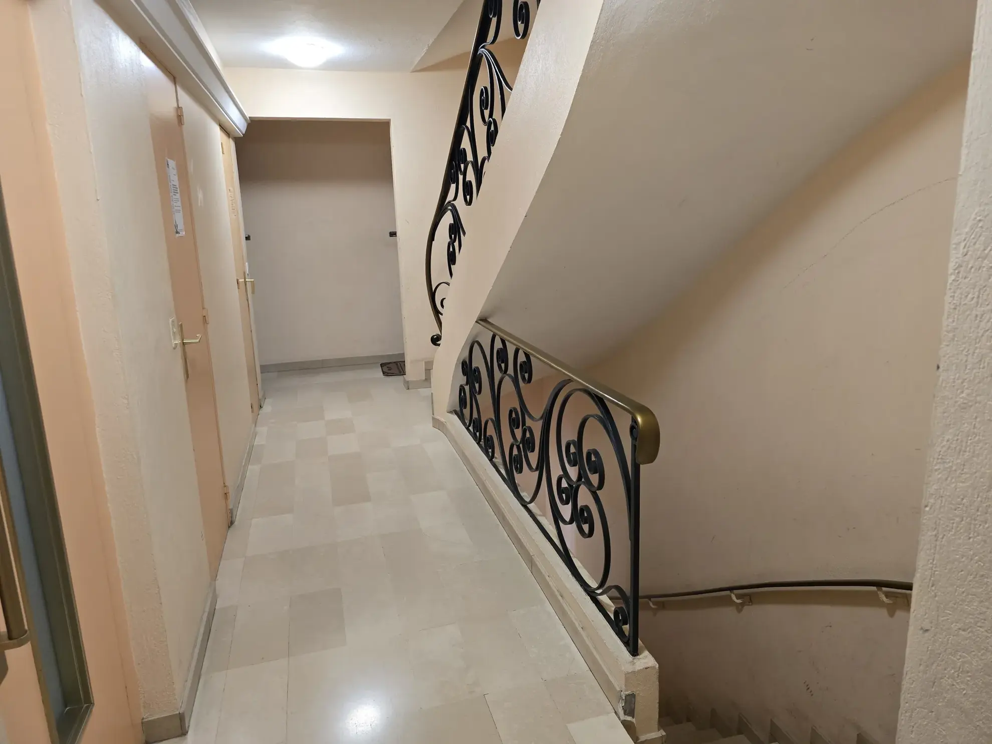 Appartement 2 pièces à Vence avec balcon, cave et ascenseur – Idéal rénovation 