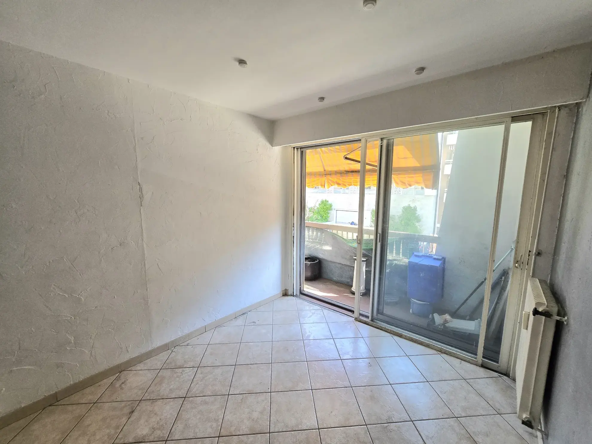 Appartement 2 pièces à Vence avec balcon, cave et ascenseur – Idéal rénovation 