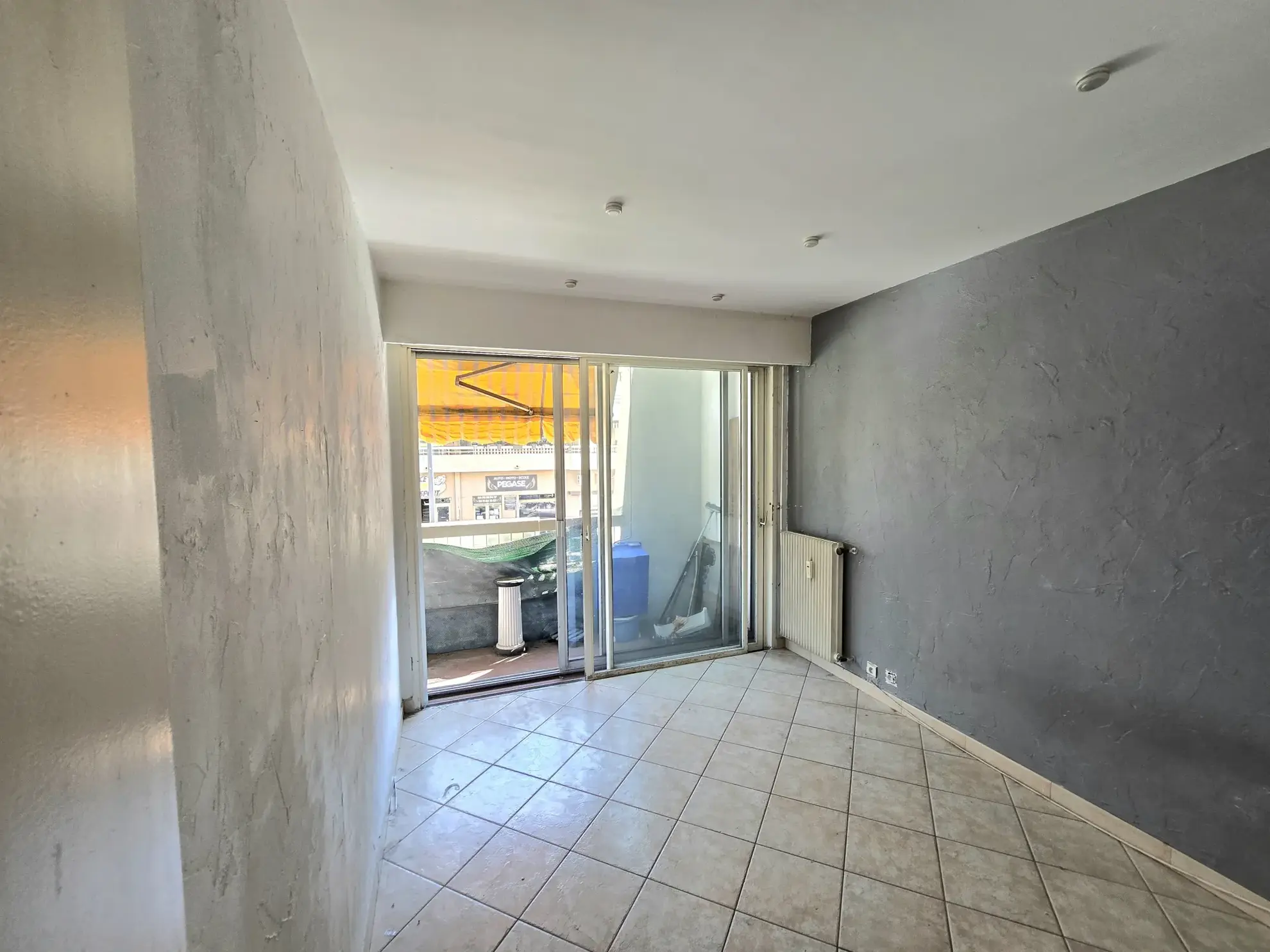 Appartement 2 pièces à Vence avec balcon, cave et ascenseur – Idéal rénovation 