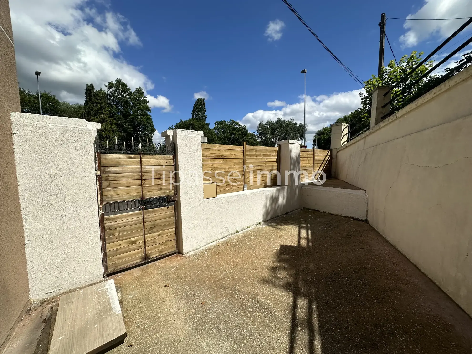 Maison entièrement rénovée à Elbeuf avec 3 chambres et cour 