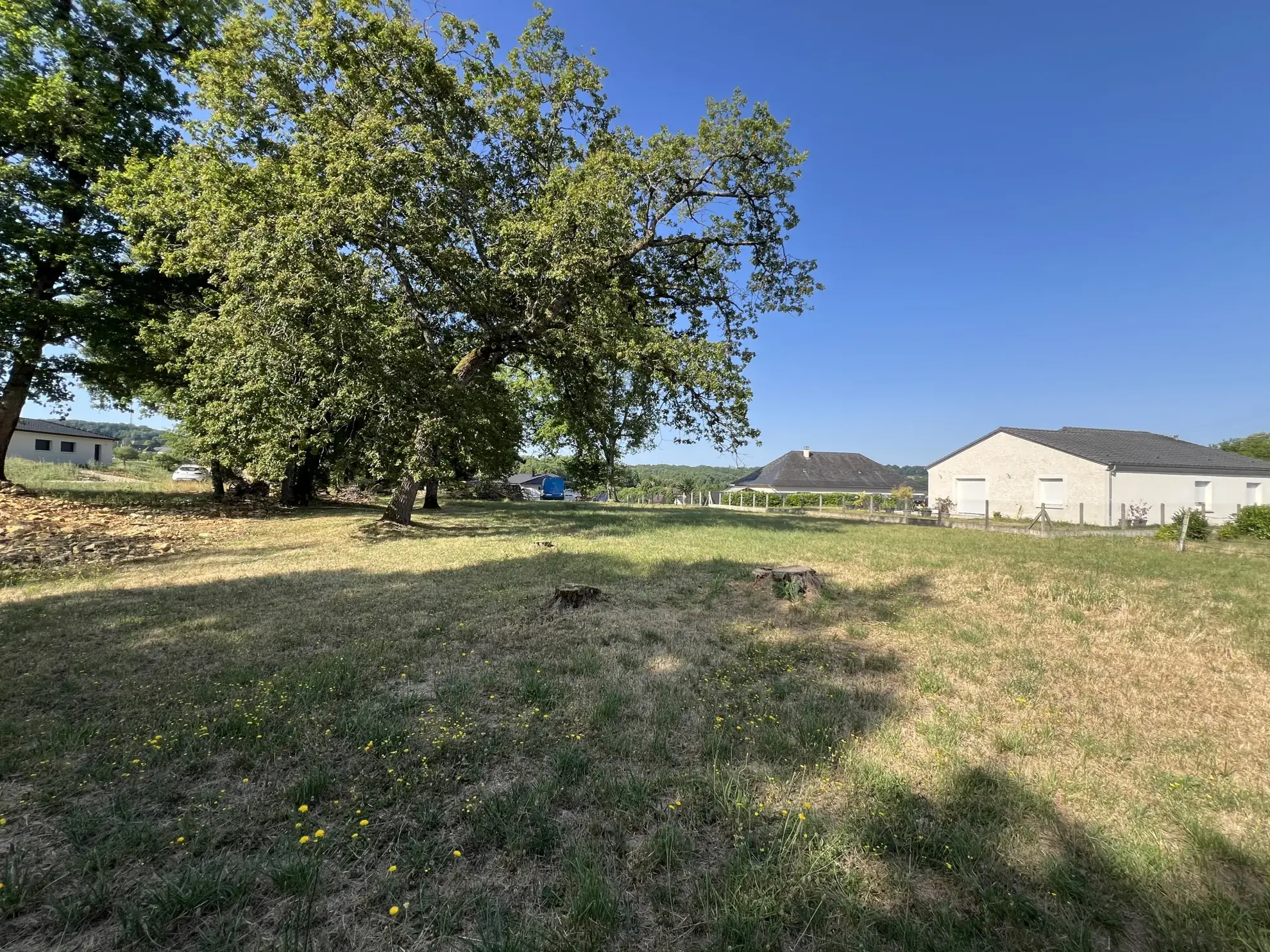 Terrain constructible de 1583 m² à Terrasson Lavilledieu, vue campagne 