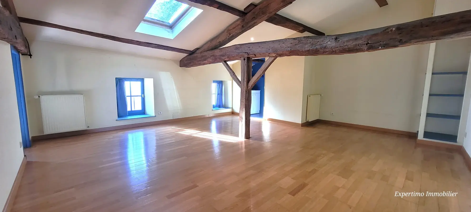 Spacieuse maison de ville à Jonzac avec cour et dépendance — 279 m² 