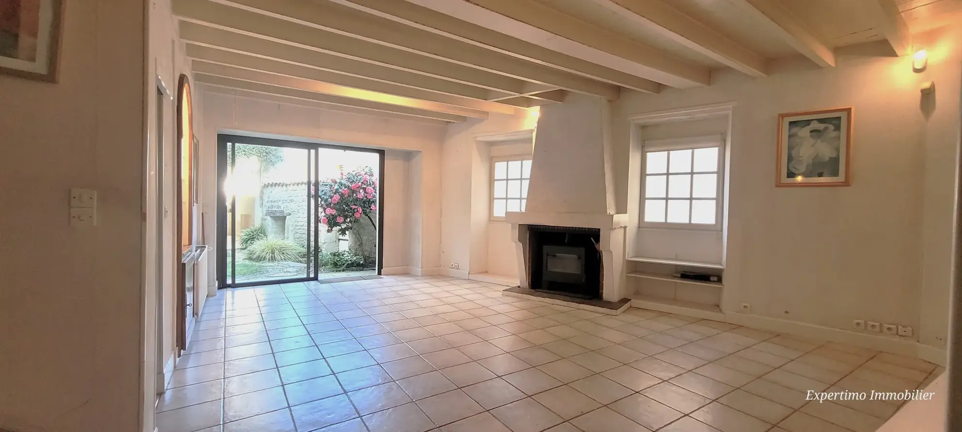 Spacieuse maison de ville à Jonzac avec cour et dépendance — 279 m² 