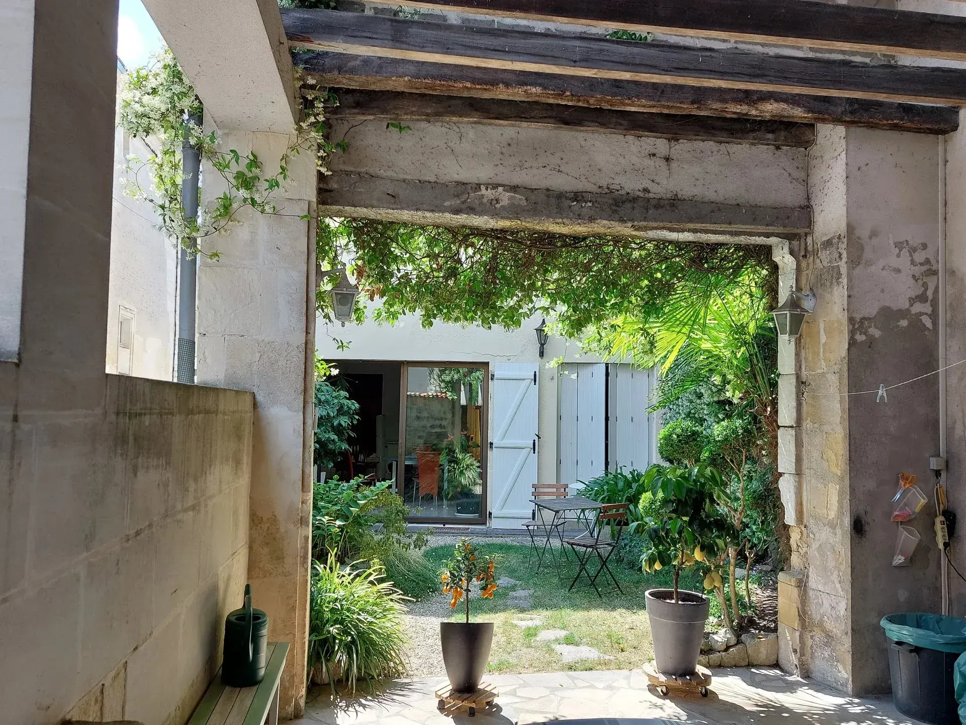 Spacieuse maison de ville à Jonzac avec cour et dépendance — 279 m² 