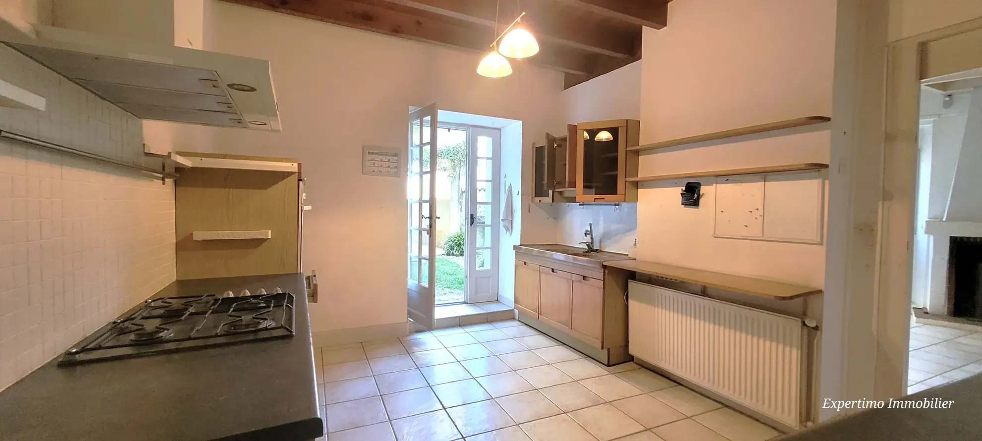 Spacieuse maison de ville à Jonzac avec cour et dépendance — 279 m² 