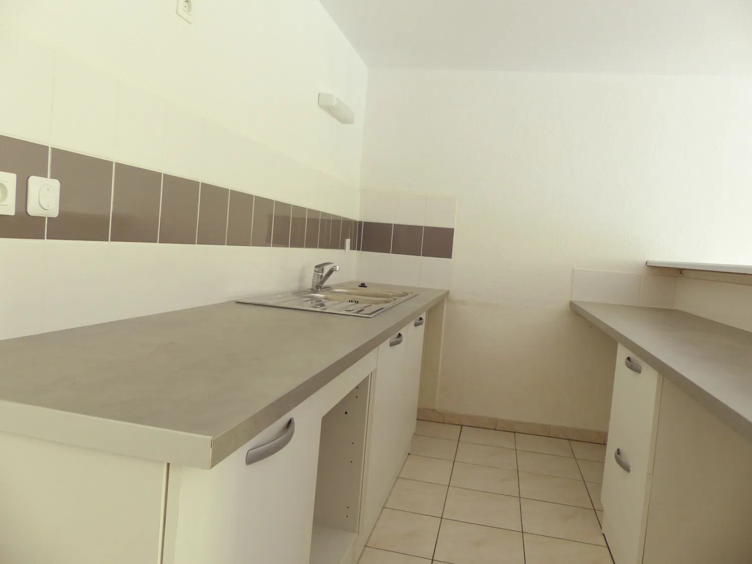 Appartement F5 rénové avec 4 chambres en centre-ville de Lamalou-les-Bains 