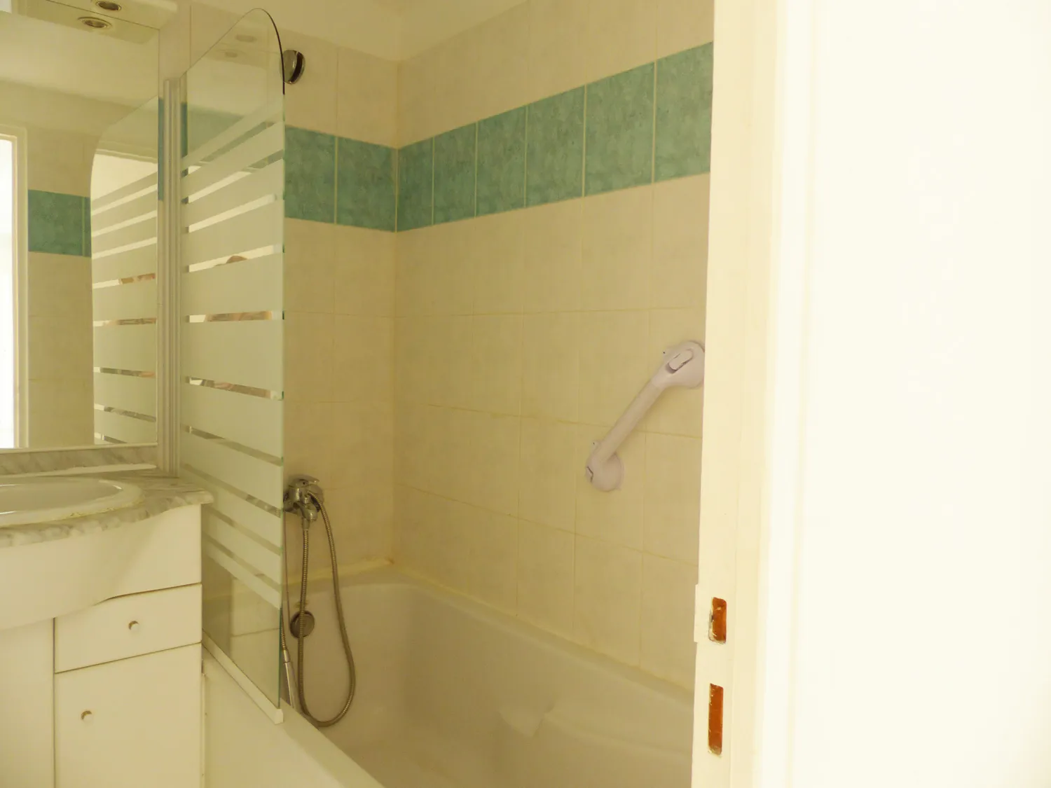 Appartement F5 rénové avec 4 chambres en centre-ville de Lamalou-les-Bains 