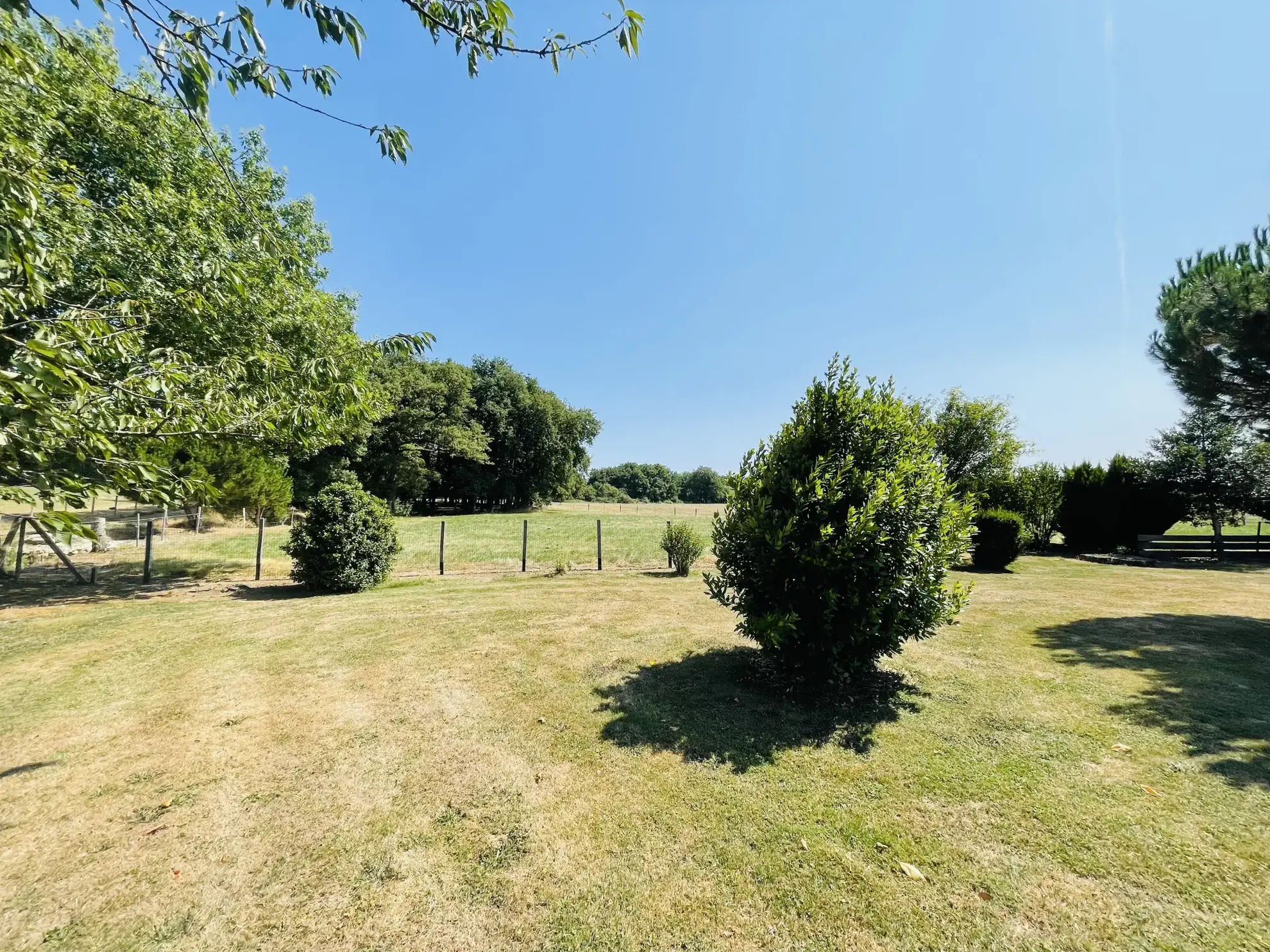 Charmante maison à Nieuil l'Espoir de 106 m² avec parc boisé et garages 