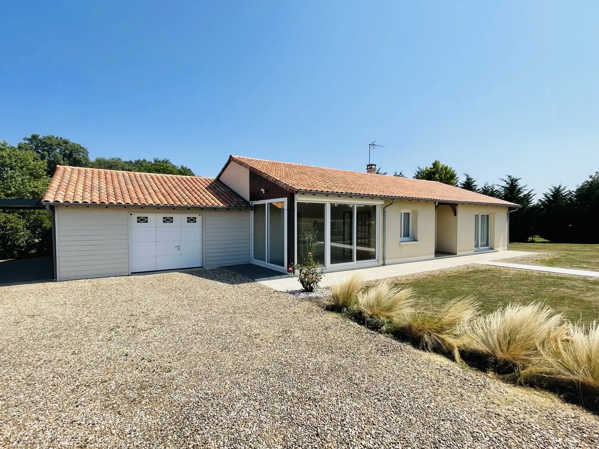 Charmante maison à Nieuil l'Espoir de 106 m² avec parc boisé et garages