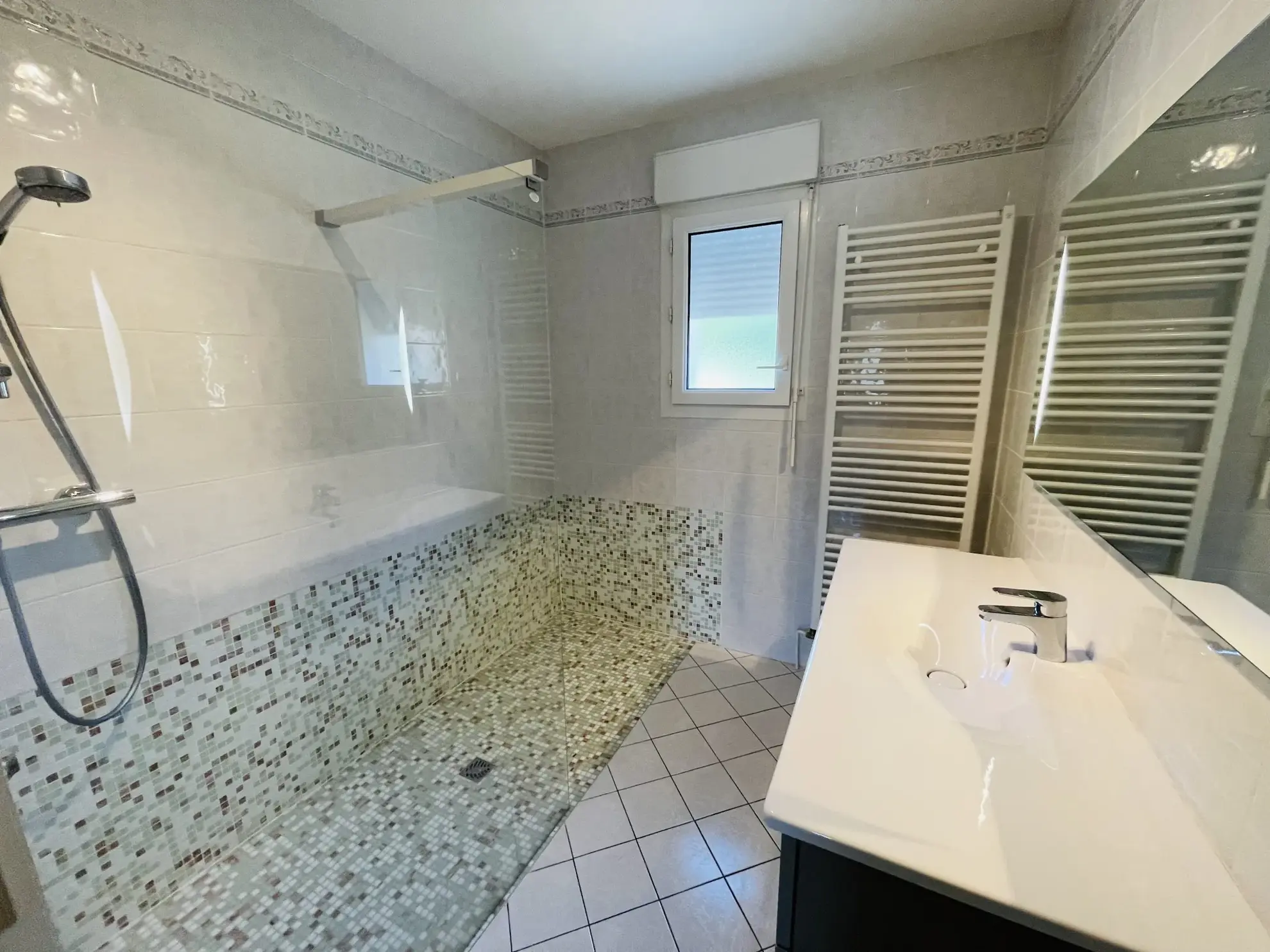 Charmante maison à Nieuil l'Espoir de 106 m² avec parc boisé et garages 