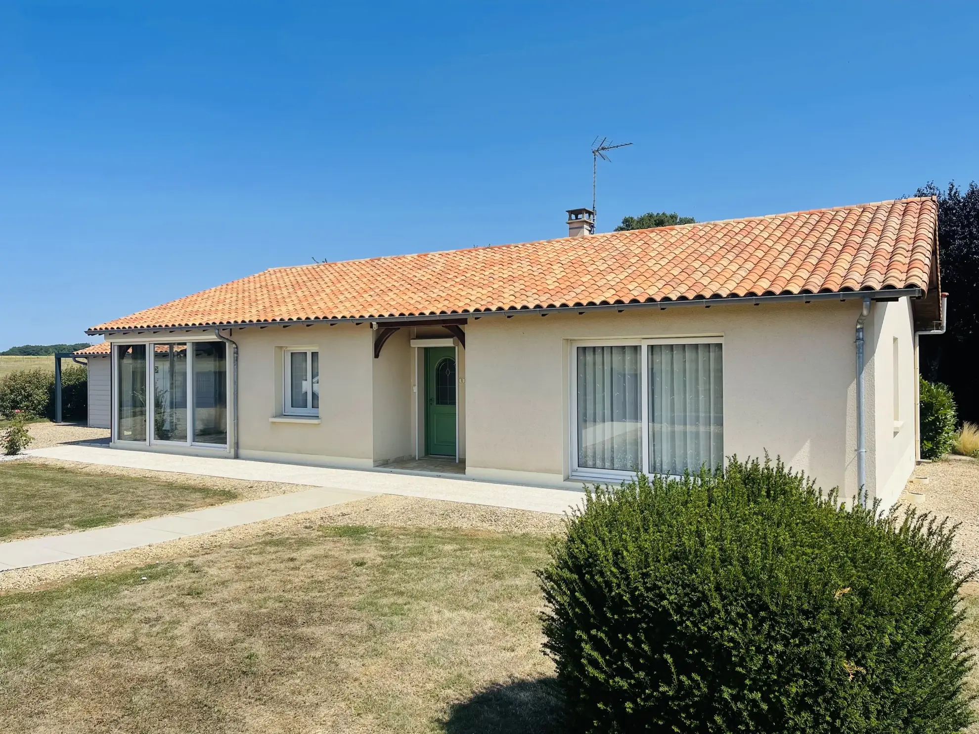 Charmante maison à Nieuil l'Espoir de 106 m² avec parc boisé et garages 