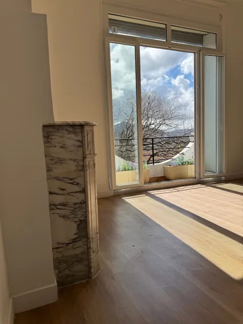 Appartements T3 rénovés au dernier étage à Marseille, calme et lumineux 