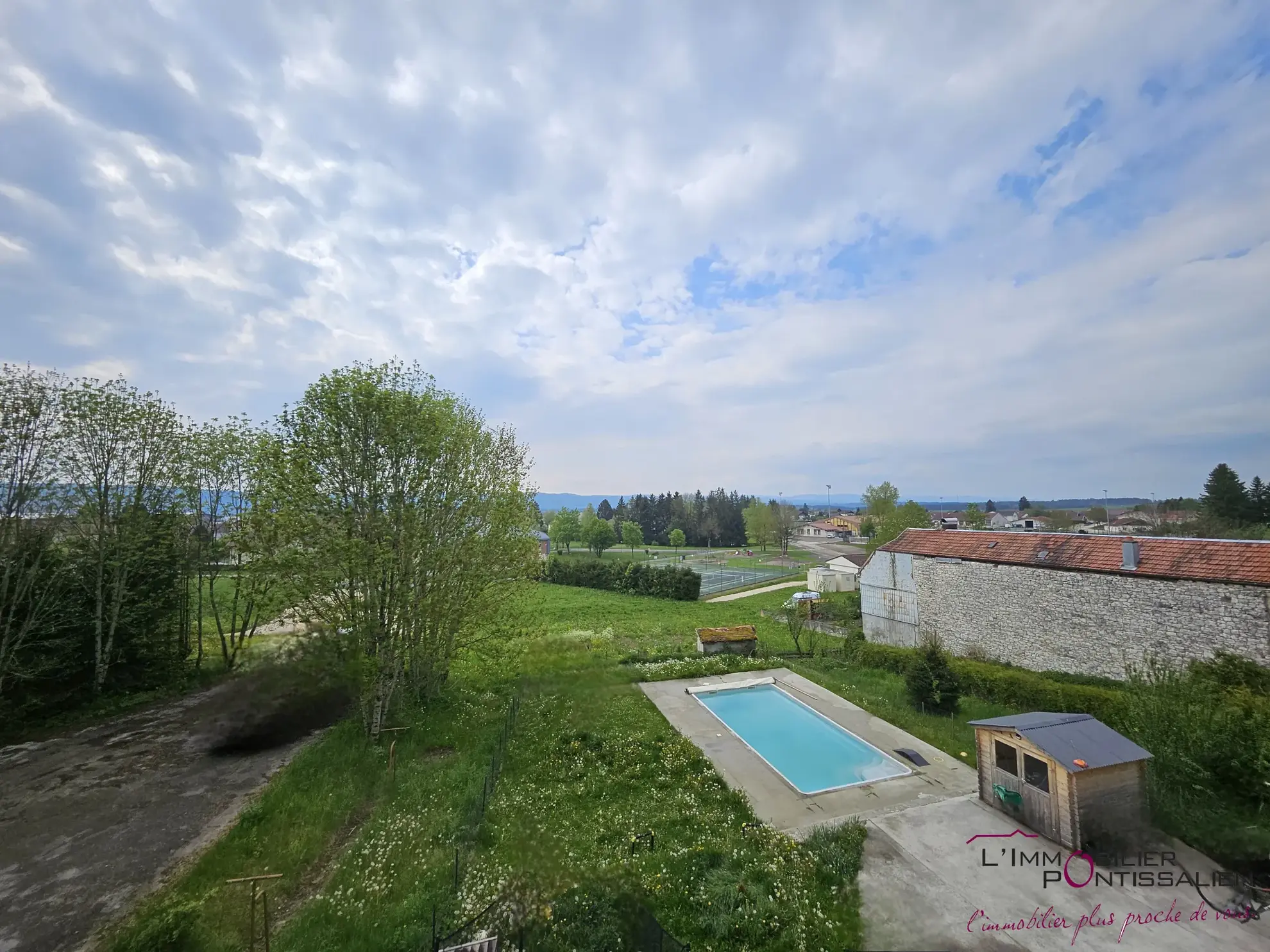 Appartement 3 pièces à Frasne avec grand potentiel de rénovation et garage 