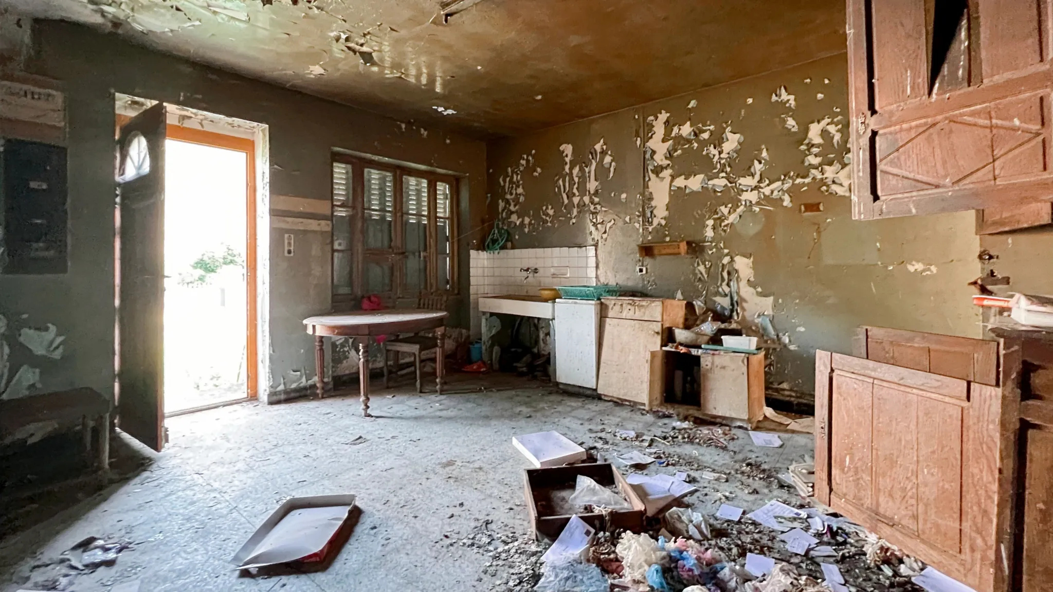 Maison à rénover avec dépendances sur terrain de 598 m² à Sermizelles 