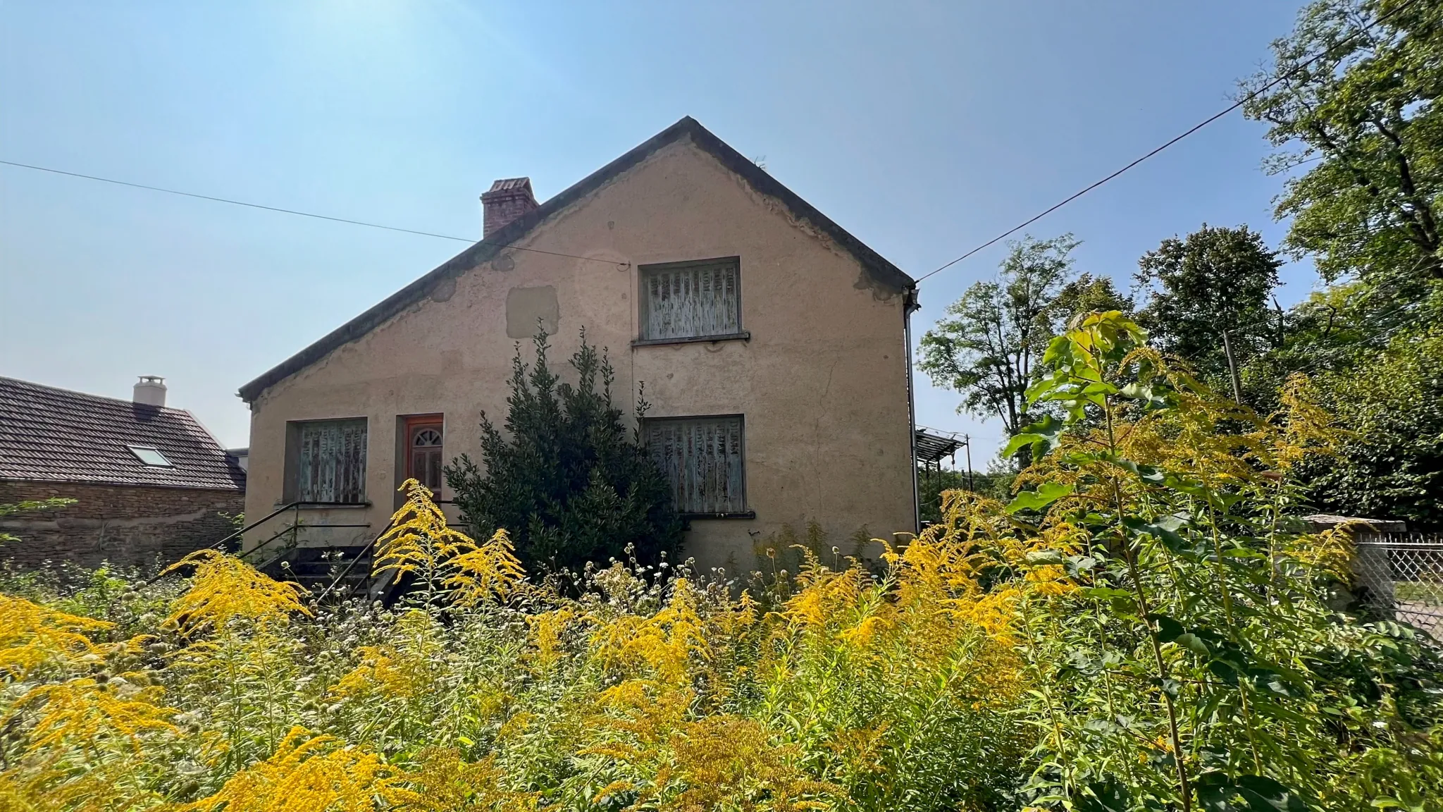 Maison à rénover avec dépendances sur terrain de 598 m² à Sermizelles 