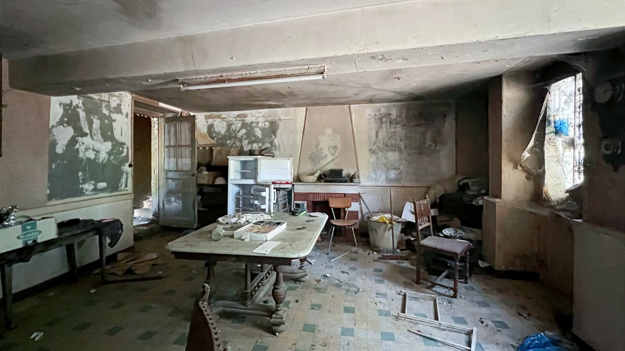 Maison à rénover avec dépendances sur terrain de 598 m² à Sermizelles 