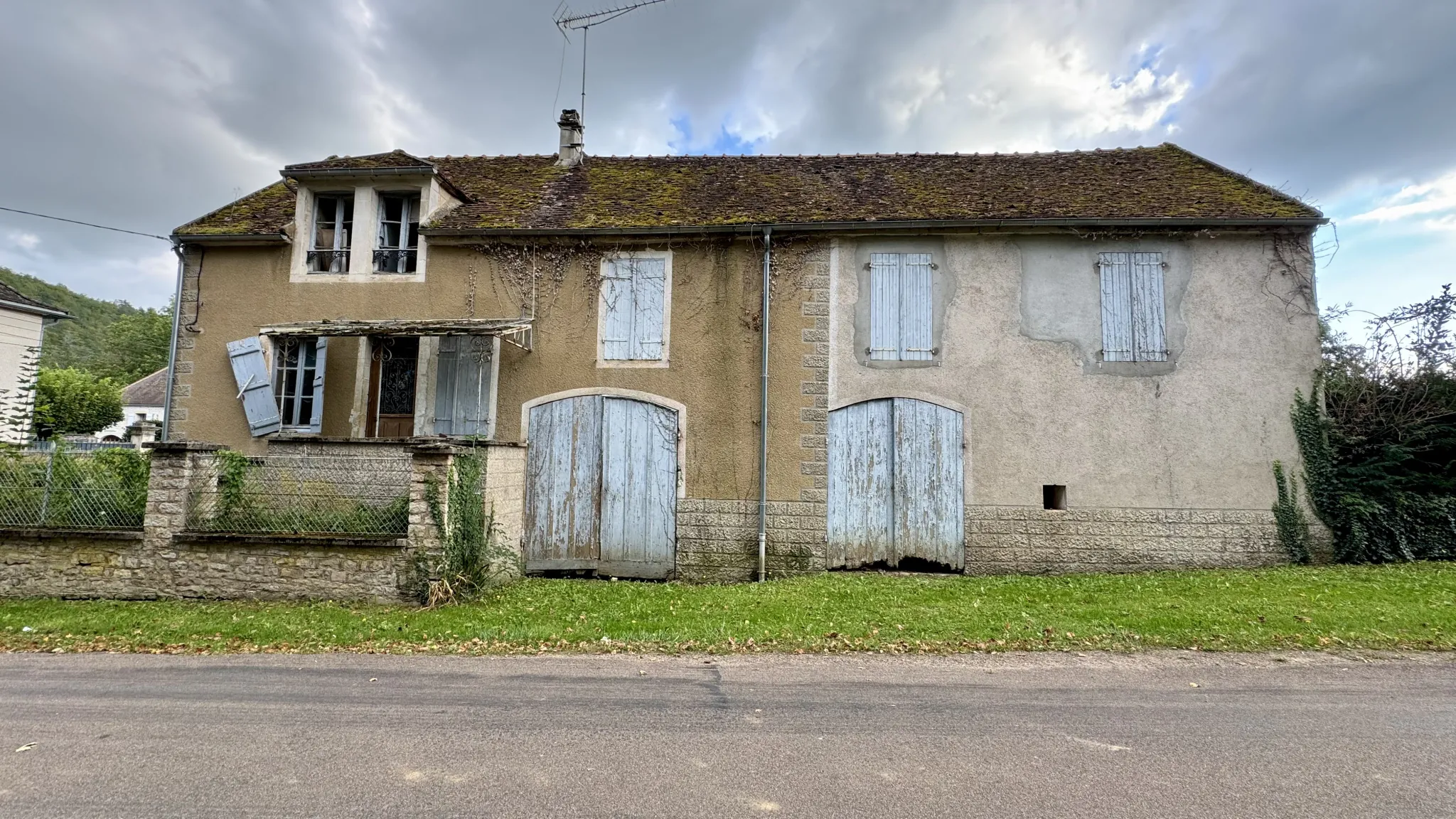 Maison à rénover avec dépendances sur terrain de 598 m² à Sermizelles 